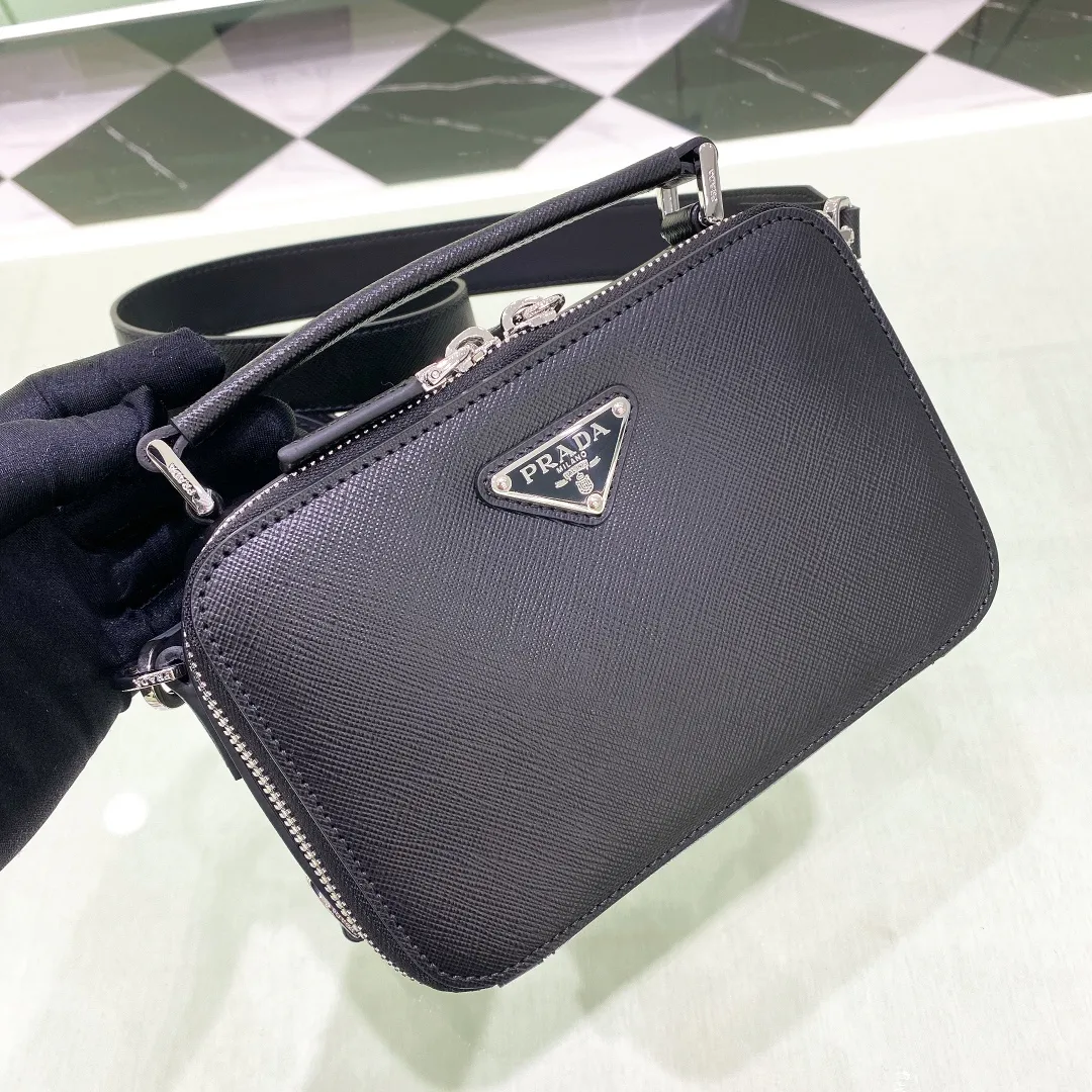 ✨New product debut✨Men's Cross Pattern Cowhide Messenger Bag Brique Camera Bag 2vh070 Men's latest hot style is here‼ ️ The entire bag is made of the iconic Saffiano cowhide. The iconic triangle logo is carefully decorated on it. The classic cross-grained calfskin leather is paired with a nylon shoulder strap. It is very textured and noble. The single zipper design has a powerful storage function. It is super versatile and good-looking. Elegant men must buy it! The perfect details are comparable to the brick cabinets. Super 5🌟Review Size: 18*12*5.5cm Black💰1360