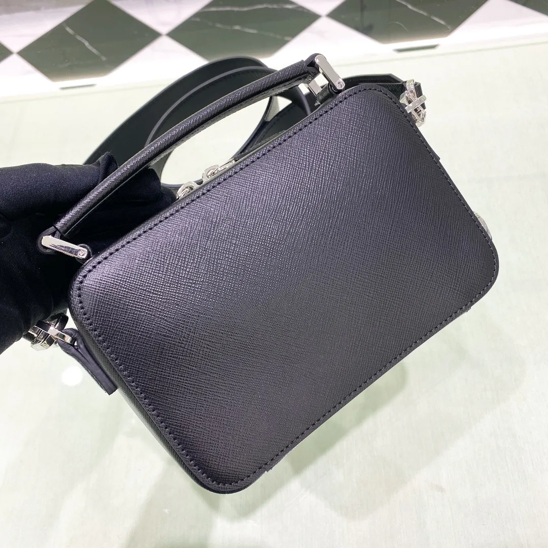 ✨New product debut✨Men's Cross Pattern Cowhide Messenger Bag Brique Camera Bag 2vh070 Men's latest hot style is here‼ ️ The entire bag is made of the iconic Saffiano cowhide. The iconic triangle logo is carefully decorated on it. The classic cross-grained calfskin leather is paired with a nylon shoulder strap. It is very textured and noble. The single zipper design has a powerful storage function. It is super versatile and good-looking. Elegant men must buy it! The perfect details are comparable to the brick cabinets. Super 5🌟Review Size: 18*12*5.5cm Black💰1360