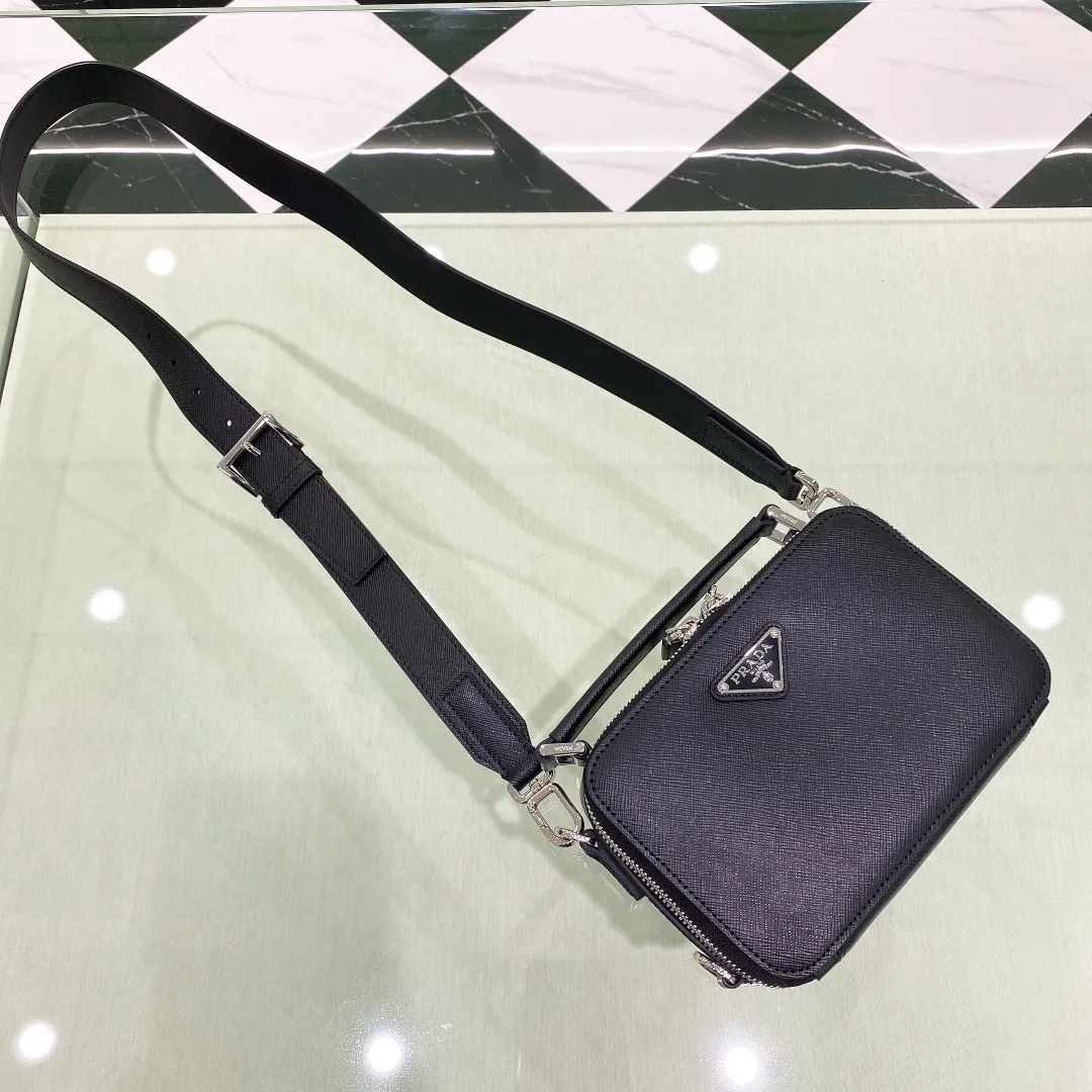 ✨New product debut✨Men's Cross Pattern Cowhide Messenger Bag Brique Camera Bag 2vh070 Men's latest hot style is here‼ ️ The entire bag is made of the iconic Saffiano cowhide. The iconic triangle logo is carefully decorated on it. The classic cross-grained calfskin leather is paired with a nylon shoulder strap. It is very textured and noble. The single zipper design has a powerful storage function. It is super versatile and good-looking. Elegant men must buy it! The perfect details are comparable to the brick cabinets. Super 5🌟Review Size: 18*12*5.5cm Black💰1360