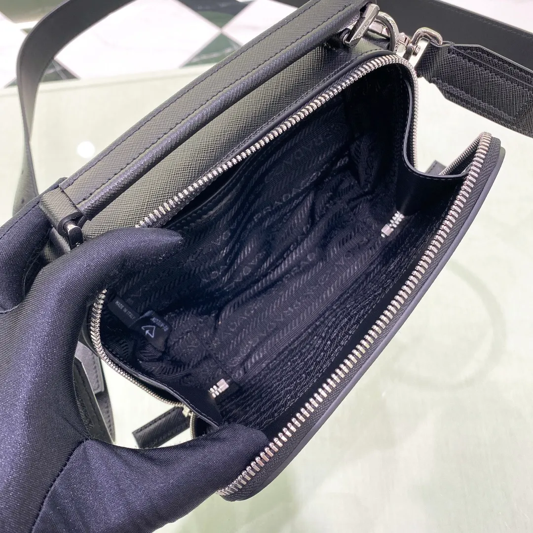 ✨New product debut✨Men's Cross Pattern Cowhide Messenger Bag Brique Camera Bag 2vh070 Men's latest hot style is here‼ ️ The entire bag is made of the iconic Saffiano cowhide. The iconic triangle logo is carefully decorated on it. The classic cross-grained calfskin leather is paired with a nylon shoulder strap. It is very textured and noble. The single zipper design has a powerful storage function. It is super versatile and good-looking. Elegant men must buy it! The perfect details are comparable to the brick cabinets. Super 5🌟Review Size: 18*12*5.5cm Black💰1360