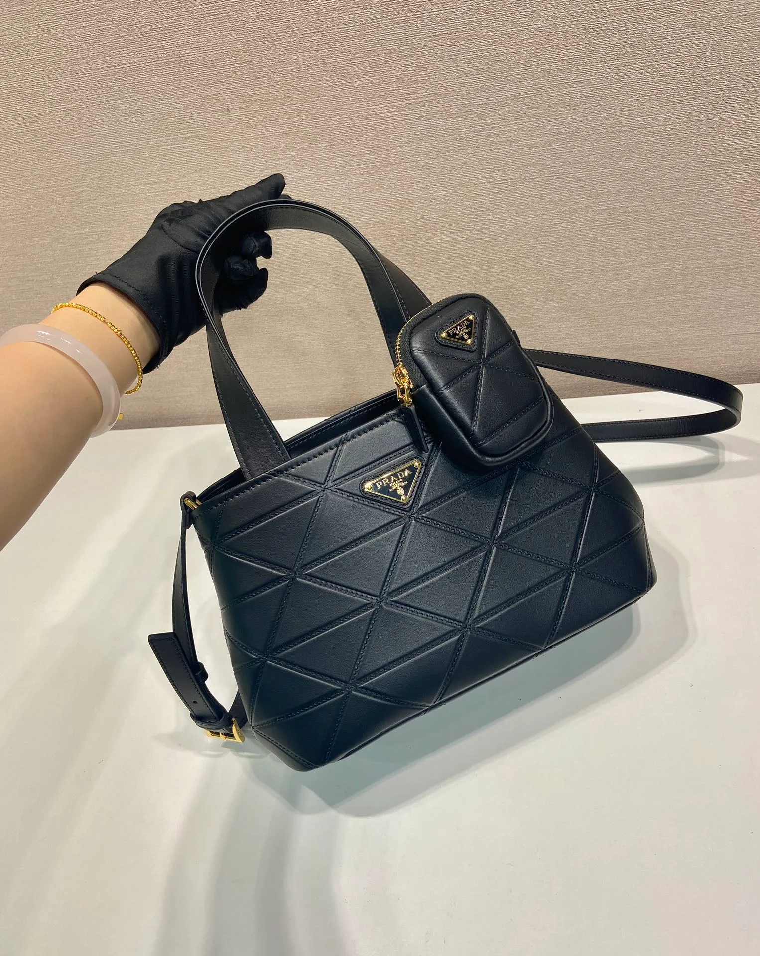 💰1860🎉New Tote Bag🎉1BG548 Small🎉🎉 This versatile tote bag has exquisite and elegant details, decorated with Ho-style topstitching inspired by the classic Symbole and adjustable leather handles. Detachable and adjustable leather shoulder strap and small bag, large capacity, babies, hurry up and get it🎉🎉Length 26xH 17x13.5cm🎉🎉🎉👏👏👏