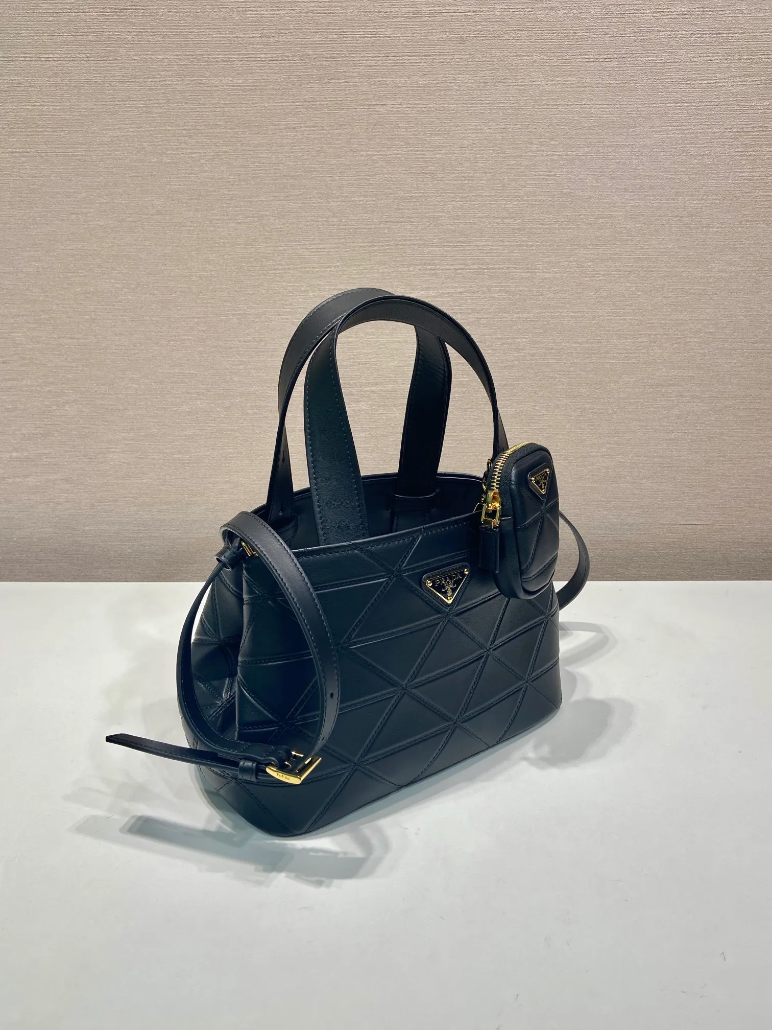 💰1860🎉New Tote Bag🎉1BG548 Small🎉🎉 This versatile tote bag has exquisite and elegant details, decorated with Ho-style topstitching inspired by the classic Symbole and adjustable leather handles. Detachable and adjustable leather shoulder strap and small bag, large capacity, babies, hurry up and get it🎉🎉Length 26xH 17x13.5cm🎉🎉🎉👏👏👏