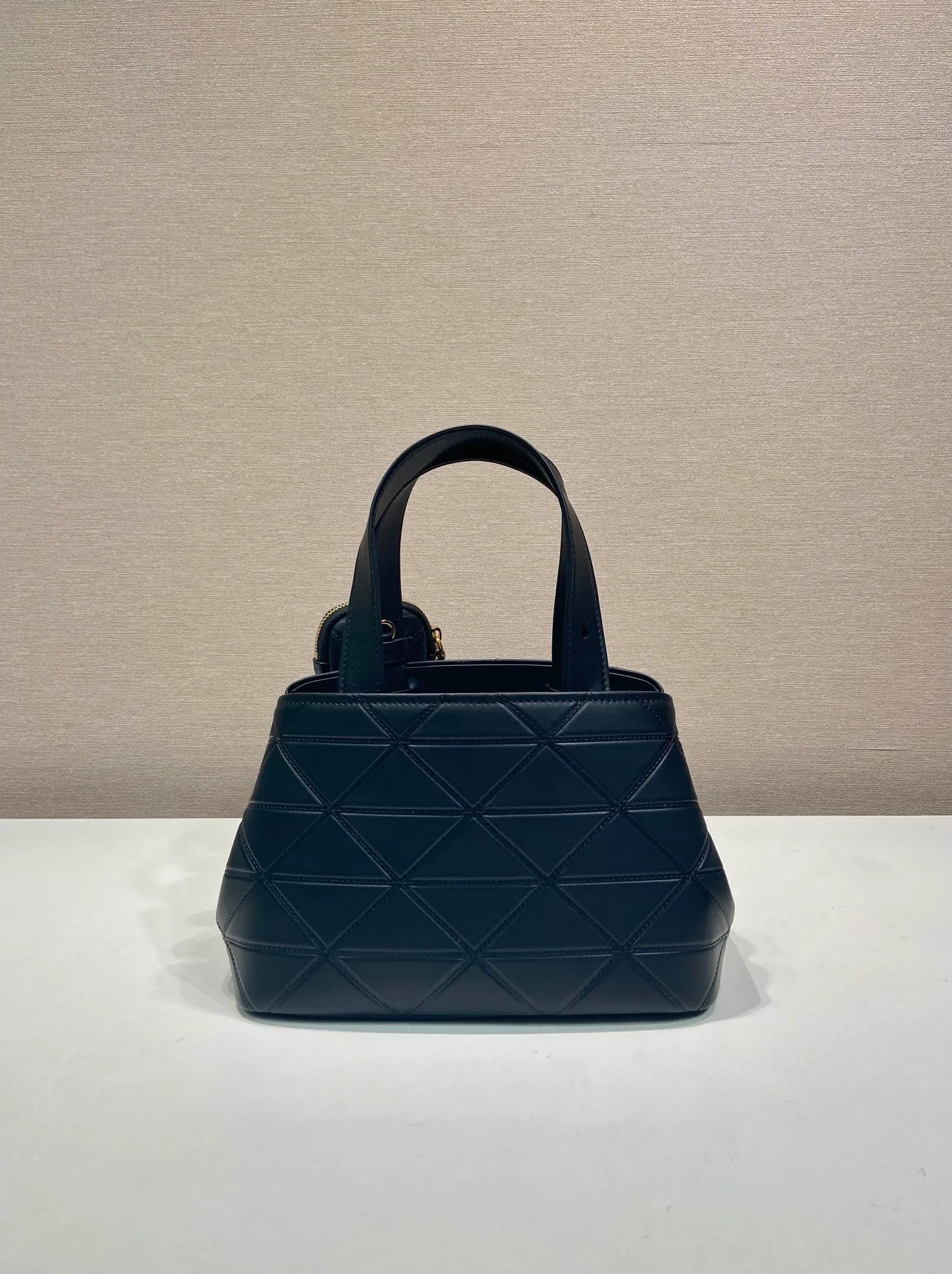 💰1860🎉New Tote Bag🎉1BG548 Small🎉🎉 This versatile tote bag has exquisite and elegant details, decorated with Ho-style topstitching inspired by the classic Symbole and adjustable leather handles. Detachable and adjustable leather shoulder strap and small bag, large capacity, babies, hurry up and get it🎉🎉Length 26xH 17x13.5cm🎉🎉🎉👏👏👏