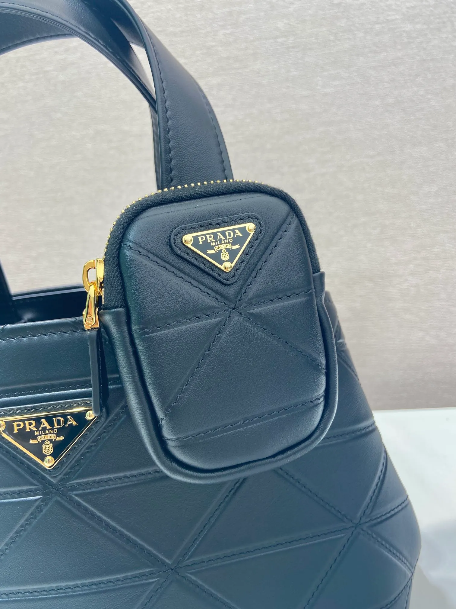 💰1860🎉New Tote Bag🎉1BG548 Small🎉🎉 This versatile tote bag has exquisite and elegant details, decorated with Ho-style topstitching inspired by the classic Symbole and adjustable leather handles. Detachable and adjustable leather shoulder strap and small bag, large capacity, babies, hurry up and get it🎉🎉Length 26xH 17x13.5cm🎉🎉🎉👏👏👏