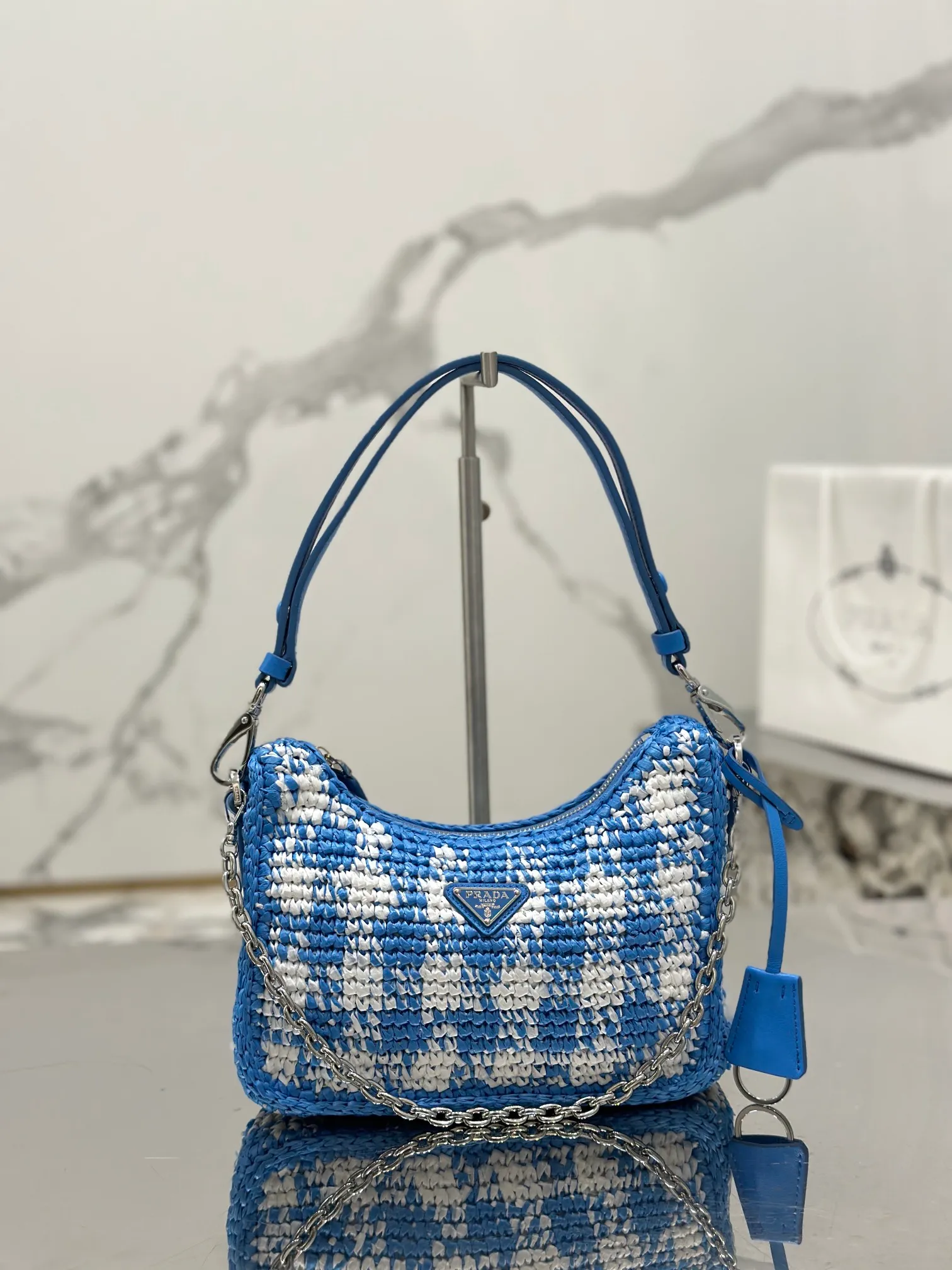 💰1640🌟Hobo armpit weaving is handmade with top-quality raffia, has smart colors and fashionable charm, and has a classic triangle logo on the front, with a detachable chain, handbag and leather shoulder. It is not only practical, lightweight but also beautiful! Size: 22-18-6cm Model: 1BC204 weaving
