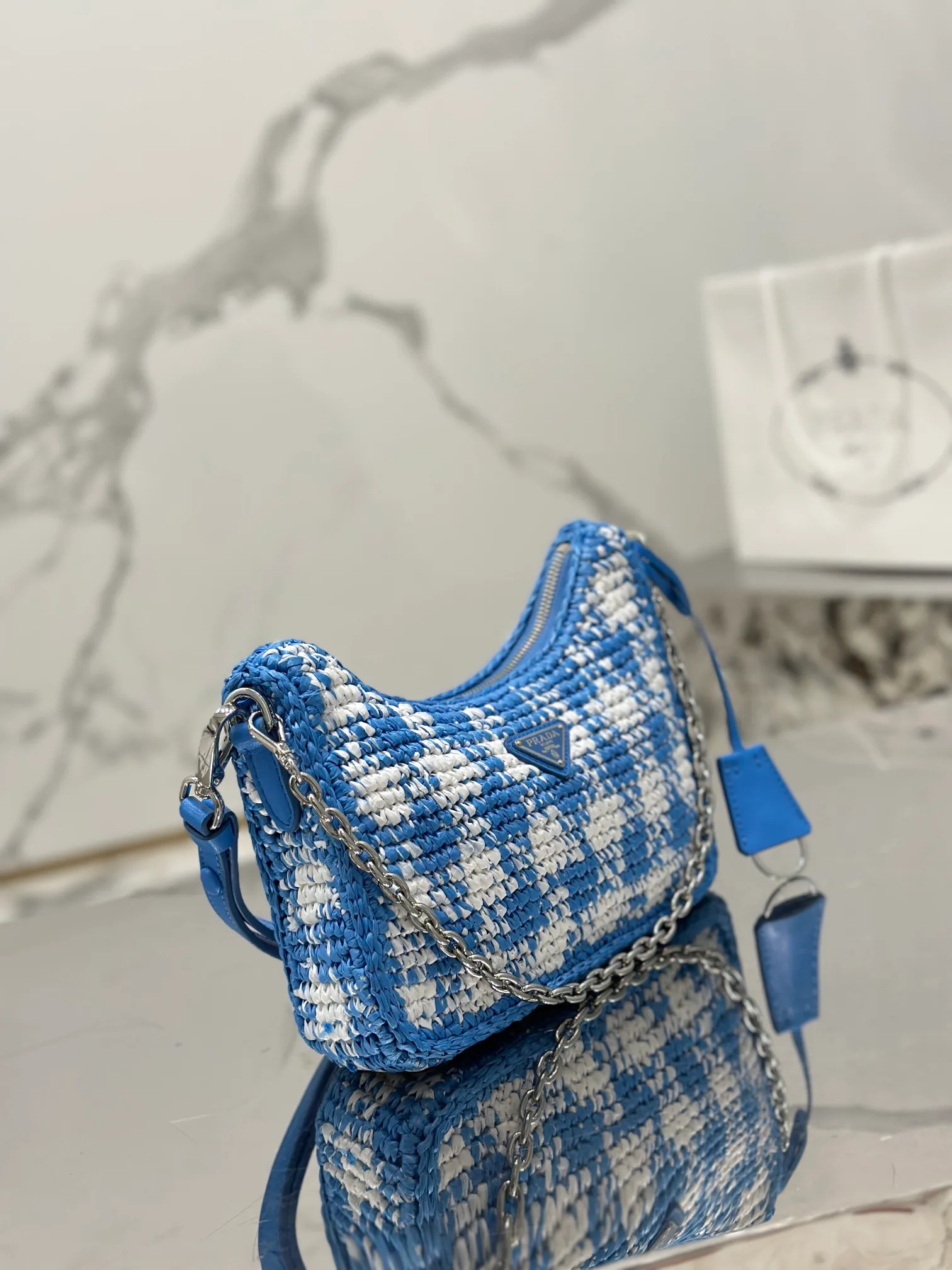 💰1640🌟Hobo armpit weaving is handmade with top-quality raffia, has smart colors and fashionable charm, and has a classic triangle logo on the front, with a detachable chain, handbag and leather shoulder. It is not only practical, lightweight but also beautiful! Size: 22-18-6cm Model: 1BC204 weaving