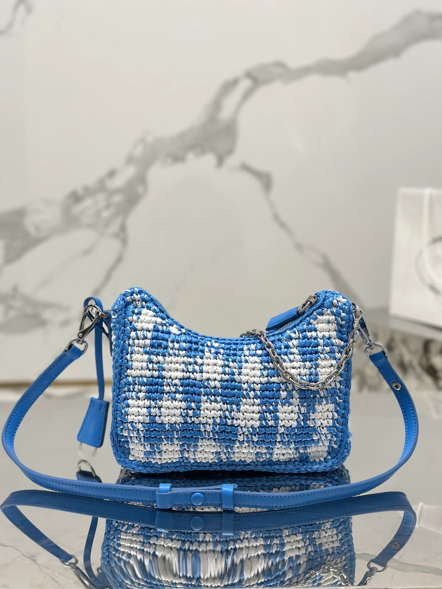 💰1640🌟Hobo armpit weaving is handmade with top-quality raffia, has smart colors and fashionable charm, and has a classic triangle logo on the front, with a detachable chain, handbag and leather shoulder. It is not only practical, lightweight but also beautiful! Size: 22-18-6cm Model: 1BC204 weaving