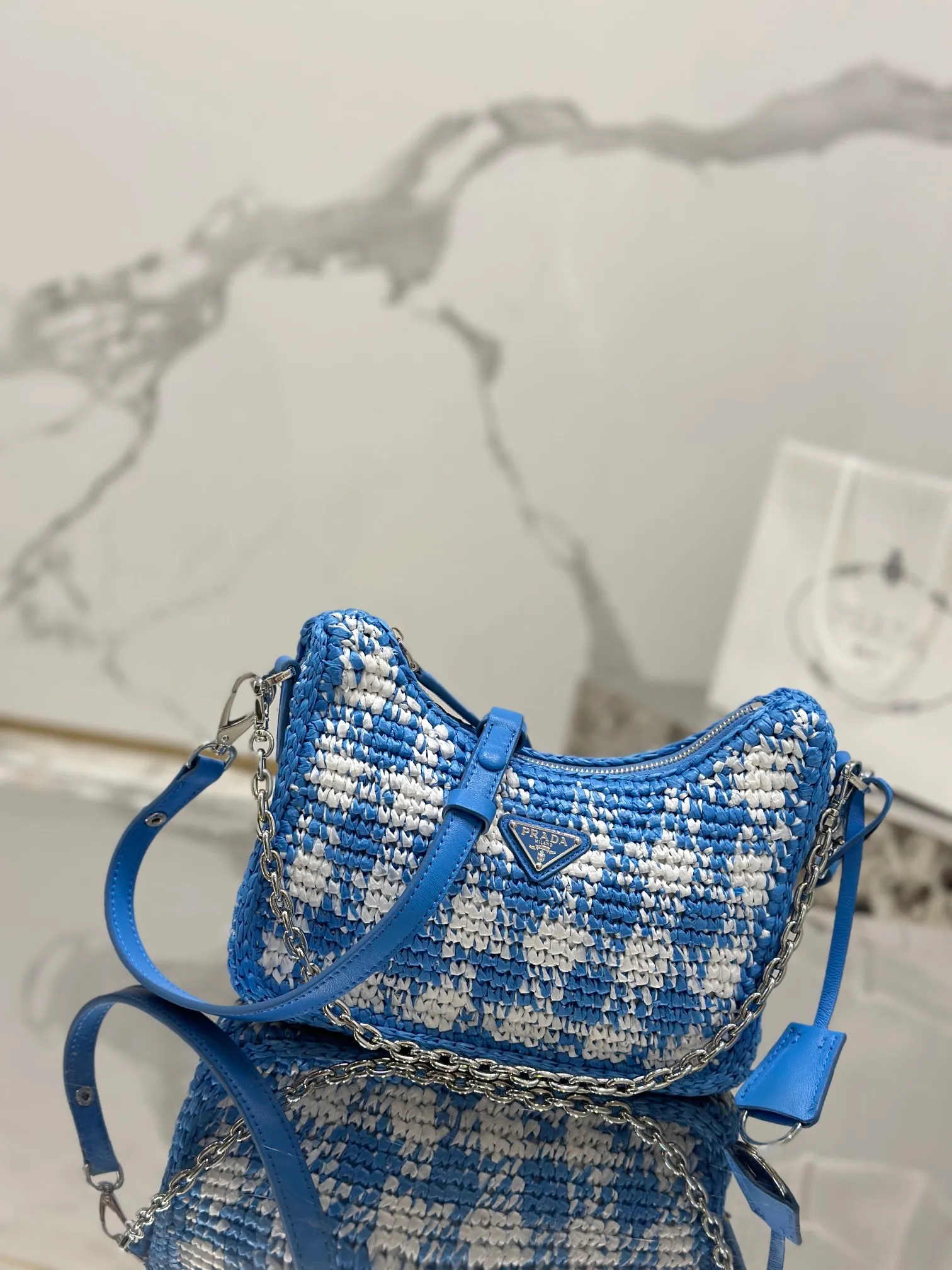 💰1640🌟Hobo armpit weaving is handmade with top-quality raffia, has smart colors and fashionable charm, and has a classic triangle logo on the front, with a detachable chain, handbag and leather shoulder. It is not only practical, lightweight but also beautiful! Size: 22-18-6cm Model: 1BC204 weaving