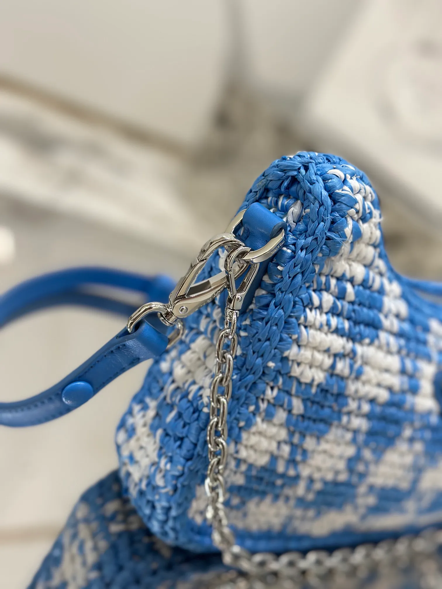 💰1640🌟Hobo armpit weaving is handmade with top-quality raffia, has smart colors and fashionable charm, and has a classic triangle logo on the front, with a detachable chain, handbag and leather shoulder. It is not only practical, lightweight but also beautiful! Size: 22-18-6cm Model: 1BC204 weaving