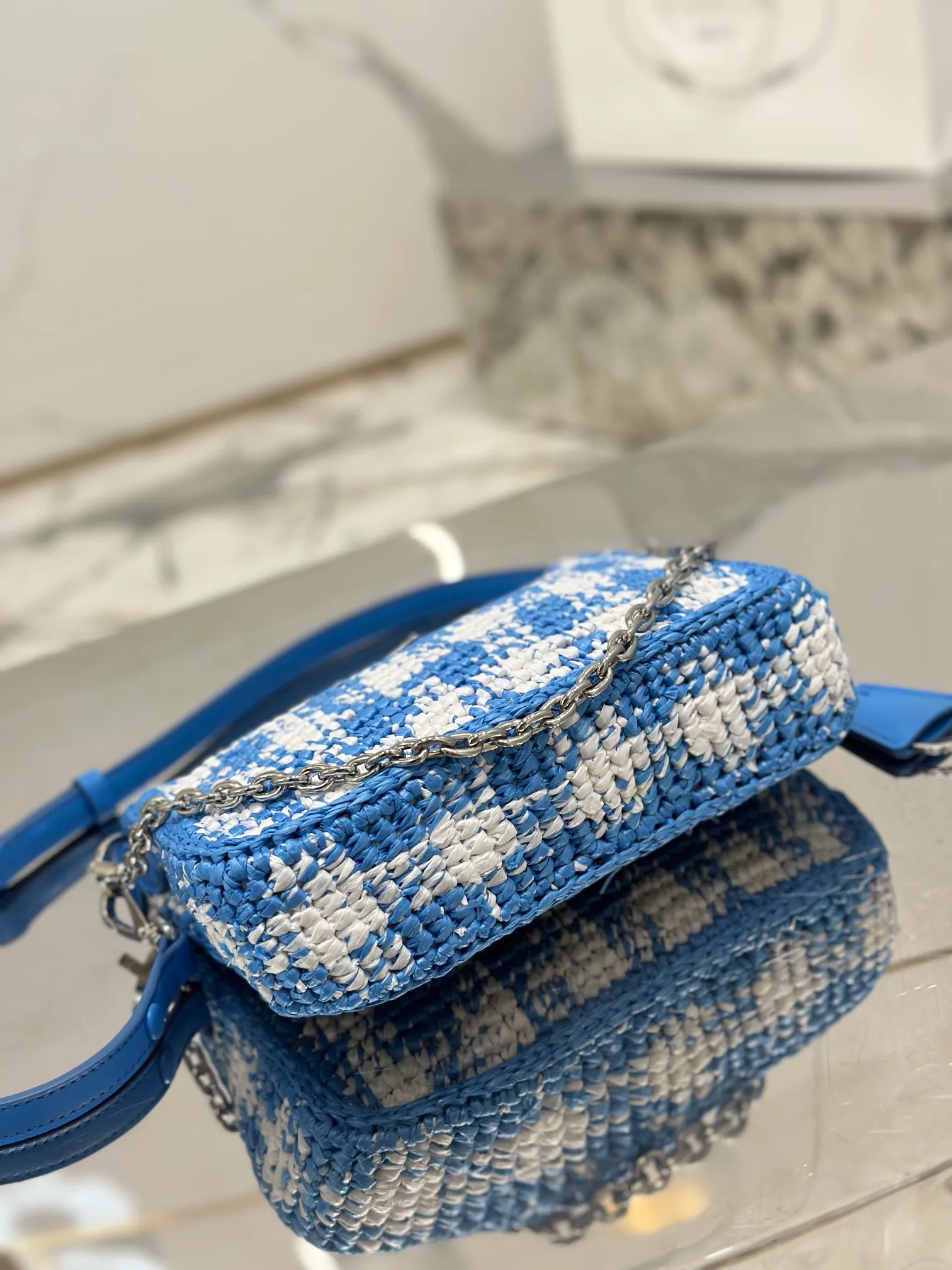 💰1640🌟Hobo armpit weaving is handmade with top-quality raffia, has smart colors and fashionable charm, and has a classic triangle logo on the front, with a detachable chain, handbag and leather shoulder. It is not only practical, lightweight but also beautiful! Size: 22-18-6cm Model: 1BC204 weaving
