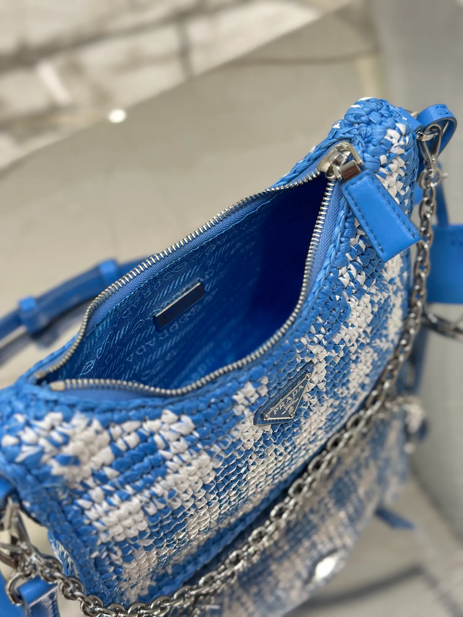 💰1640🌟Hobo armpit weaving is handmade with top-quality raffia, has smart colors and fashionable charm, and has a classic triangle logo on the front, with a detachable chain, handbag and leather shoulder. It is not only practical, lightweight but also beautiful! Size: 22-18-6cm Model: 1BC204 weaving