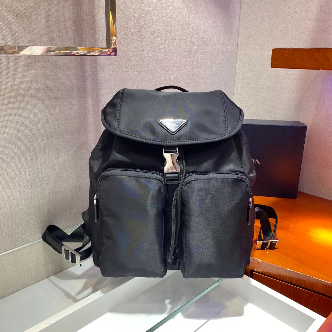💰1060✨ Upgraded version of backpack✨Original item👏👏The latest popular nylon backpack 1BZ005 A, classic triangular enamel logo, imported parachute fabric + top hardware accessories , two pockets on the front and a flap buckle design make it more convenient and practical👍👍worth owning, length 30x height 34x bottom 13cm👏🏻👏🏻👏🏻💰💰💰