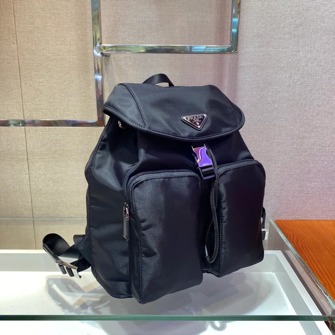 💰1060✨ Upgraded version of backpack✨Original item👏👏The latest popular nylon backpack 1BZ005 A, classic triangular enamel logo, imported parachute fabric + top hardware accessories , two pockets on the front and a flap buckle design make it more convenient and practical👍👍worth owning, length 30x height 34x bottom 13cm👏🏻👏🏻👏🏻💰💰💰