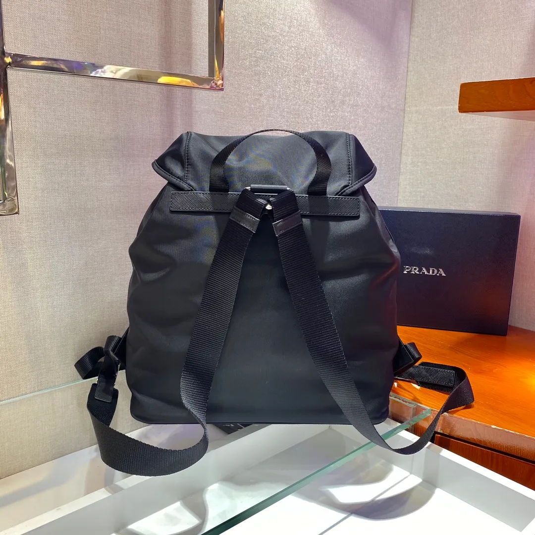 💰1060✨ Upgraded version of backpack✨Original item👏👏The latest popular nylon backpack 1BZ005 A, classic triangular enamel logo, imported parachute fabric + top hardware accessories , two pockets on the front and a flap buckle design make it more convenient and practical👍👍worth owning, length 30x height 34x bottom 13cm👏🏻👏🏻👏🏻💰💰💰