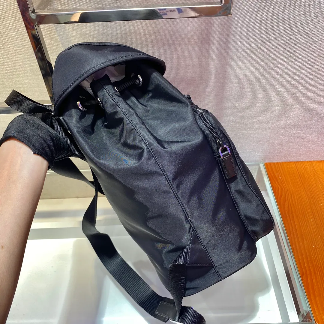 💰1060✨ Upgraded version of backpack✨Original item👏👏The latest popular nylon backpack 1BZ005 A, classic triangular enamel logo, imported parachute fabric + top hardware accessories , two pockets on the front and a flap buckle design make it more convenient and practical👍👍worth owning, length 30x height 34x bottom 13cm👏🏻👏🏻👏🏻💰💰💰