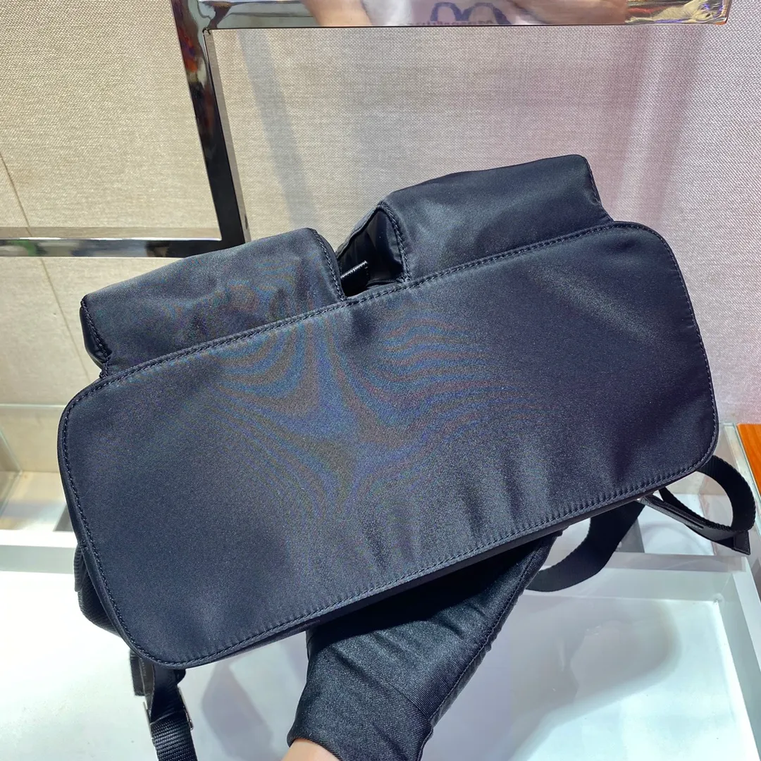 💰1060✨ Upgraded version of backpack✨Original item👏👏The latest popular nylon backpack 1BZ005 A, classic triangular enamel logo, imported parachute fabric + top hardware accessories , two pockets on the front and a flap buckle design make it more convenient and practical👍👍worth owning, length 30x height 34x bottom 13cm👏🏻👏🏻👏🏻💰💰💰