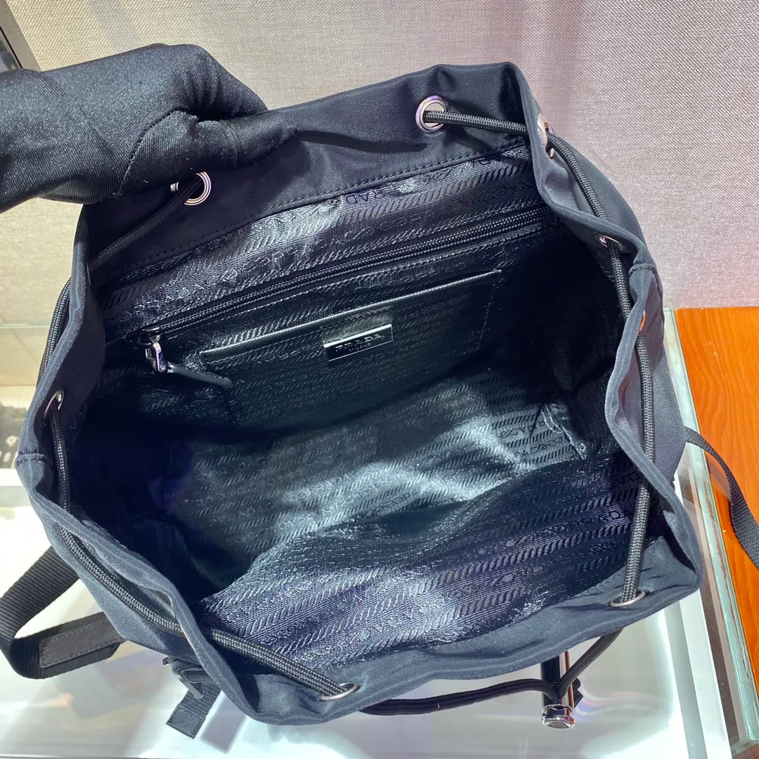 💰1060✨ Upgraded version of backpack✨Original item👏👏The latest popular nylon backpack 1BZ005 A, classic triangular enamel logo, imported parachute fabric + top hardware accessories , two pockets on the front and a flap buckle design make it more convenient and practical👍👍worth owning, length 30x height 34x bottom 13cm👏🏻👏🏻👏🏻💰💰💰