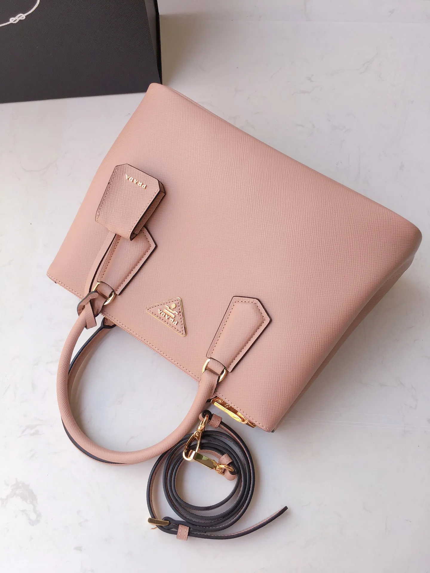 💰2040🎉1BA232 hot model🎉, original item👍👍 Made of imported Saffiano leather material, double leather handles, detachable and adjustable leather shoulder straps, and two zipper pockets on the outside. This Galleria handbag has a classic and timeless design. It is the most iconic classic hot style, a favorite of ladies😘, length 31X height 22.5x bottom 13.5cm.,