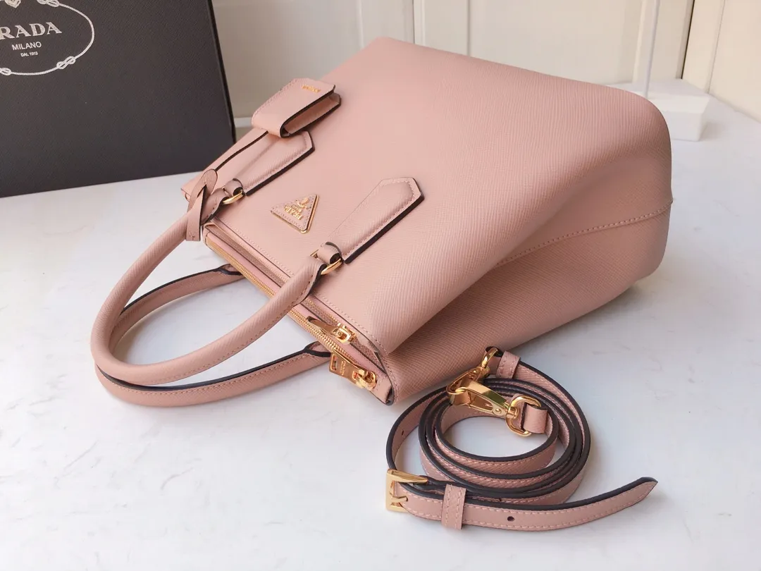 💰2040🎉1BA232 hot model🎉, original item👍👍 Made of imported Saffiano leather material, double leather handles, detachable and adjustable leather shoulder straps, and two zipper pockets on the outside. This Galleria handbag has a classic and timeless design. It is the most iconic classic hot style, a favorite of ladies😘, length 31X height 22.5x bottom 13.5cm.,