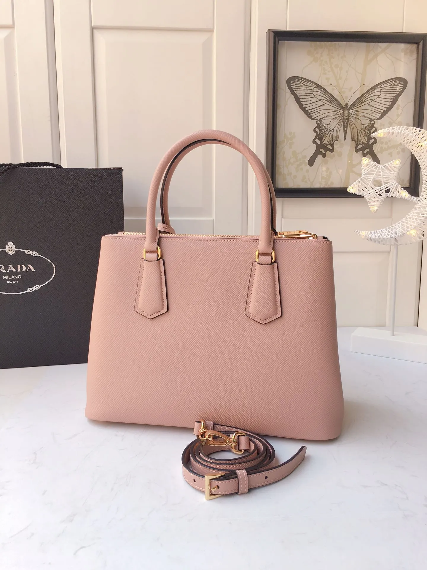 💰2040🎉1BA232 hot model🎉, original item👍👍 Made of imported Saffiano leather material, double leather handles, detachable and adjustable leather shoulder straps, and two zipper pockets on the outside. This Galleria handbag has a classic and timeless design. It is the most iconic classic hot style, a favorite of ladies😘, length 31X height 22.5x bottom 13.5cm.,