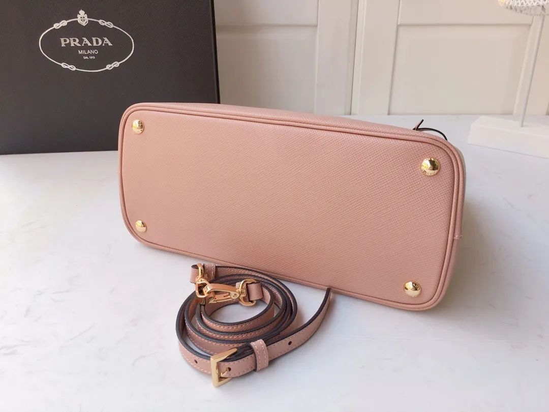 💰2040🎉1BA232 hot model🎉, original item👍👍 Made of imported Saffiano leather material, double leather handles, detachable and adjustable leather shoulder straps, and two zipper pockets on the outside. This Galleria handbag has a classic and timeless design. It is the most iconic classic hot style, a favorite of ladies😘, length 31X height 22.5x bottom 13.5cm.,