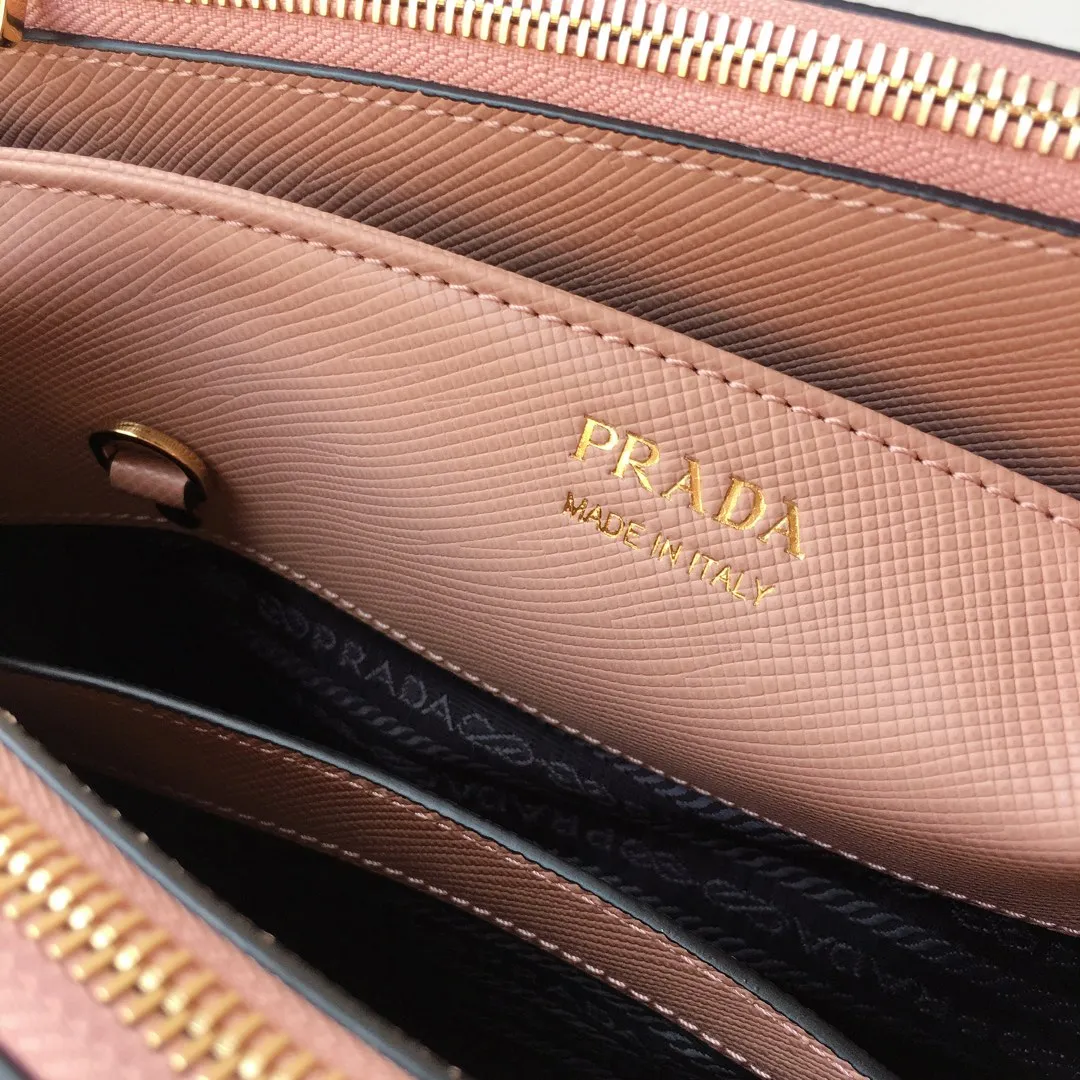 💰2040🎉1BA232 hot model🎉, original item👍👍 Made of imported Saffiano leather material, double leather handles, detachable and adjustable leather shoulder straps, and two zipper pockets on the outside. This Galleria handbag has a classic and timeless design. It is the most iconic classic hot style, a favorite of ladies😘, length 31X height 22.5x bottom 13.5cm.,
