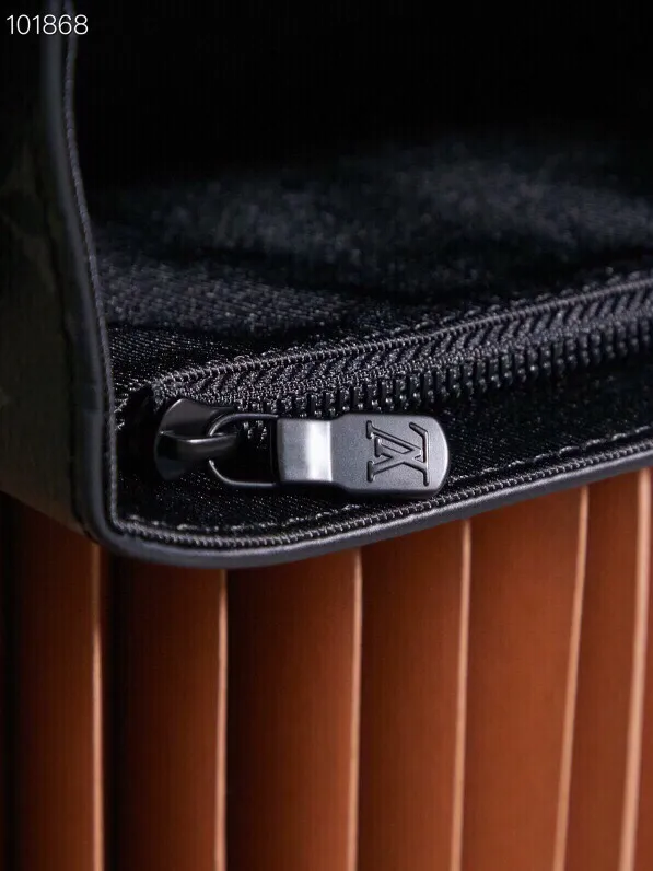 P¥780👉nfc dynamic chip version👈This Steamer mini handbag cross-body bag M81783 French original leather🇫🇷All steel hardware Size: 18*11*6.5cm [Essential details, every detail is impeccable]