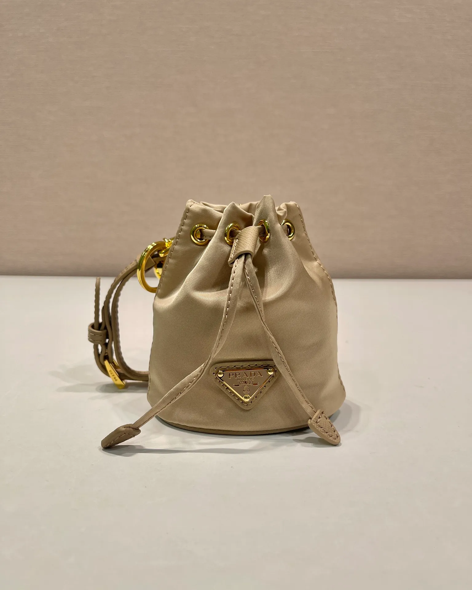💰380🎉mini bucket bag🎉1TT202 new product🎉🎉 This bucket-shaped mini bag is made of Re-Nylon, with a drawstring design at the mouth, and exquisite details such as leather wristbands and gold-plated hardware. The capacity is large, and cards/car keys🔑/lipstick💄 are all no problem. The mini bucket bag you have been longing for has arrived👏👏 Length 8.5x Height 10.5cm🎉🎉🎉👏👏👏