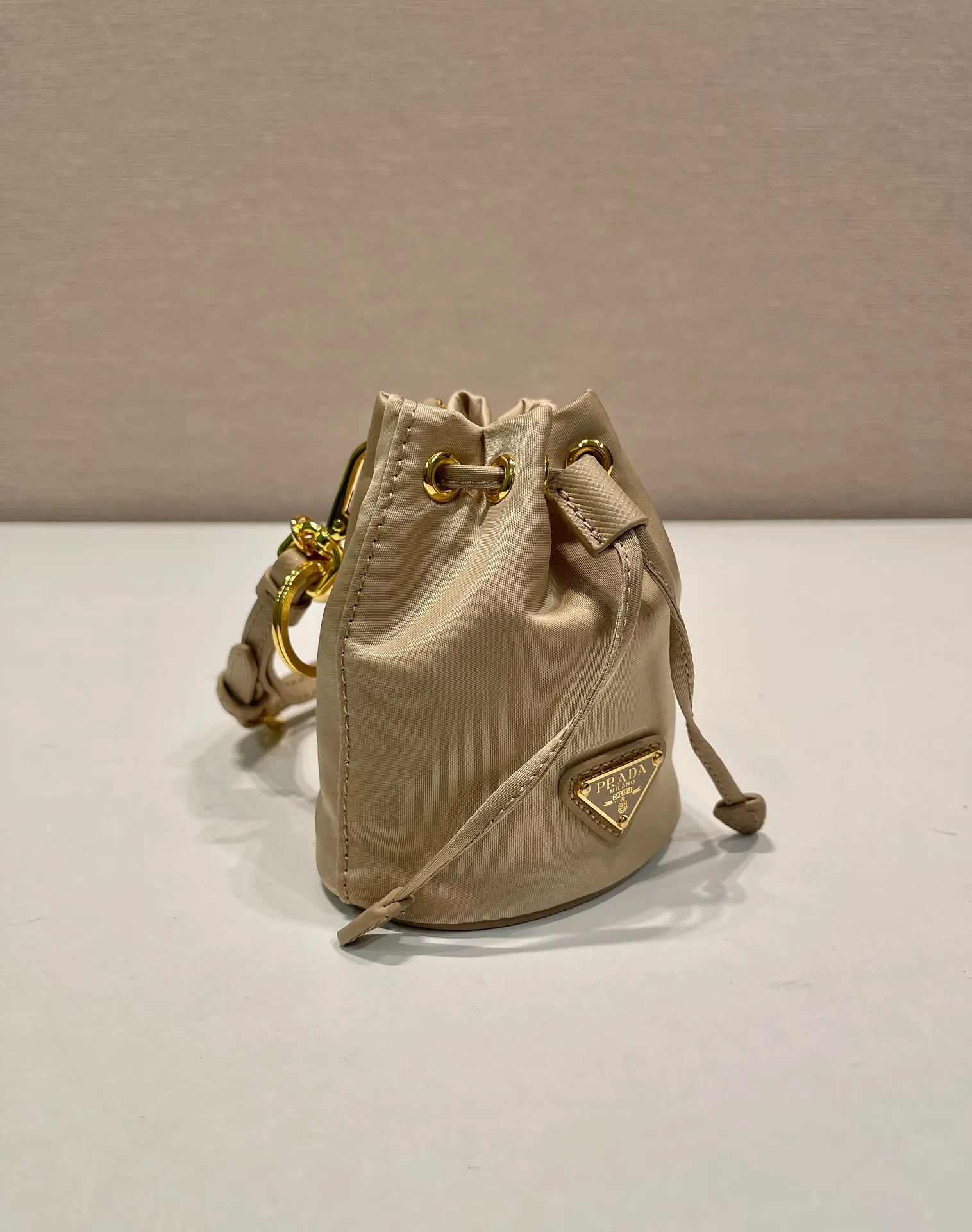 💰380🎉mini bucket bag🎉1TT202 new product🎉🎉 This bucket-shaped mini bag is made of Re-Nylon, with a drawstring design at the mouth, and exquisite details such as leather wristbands and gold-plated hardware. The capacity is large, and cards/car keys🔑/lipstick💄 are all no problem. The mini bucket bag you have been longing for has arrived👏👏 Length 8.5x Height 10.5cm🎉🎉🎉👏👏👏
