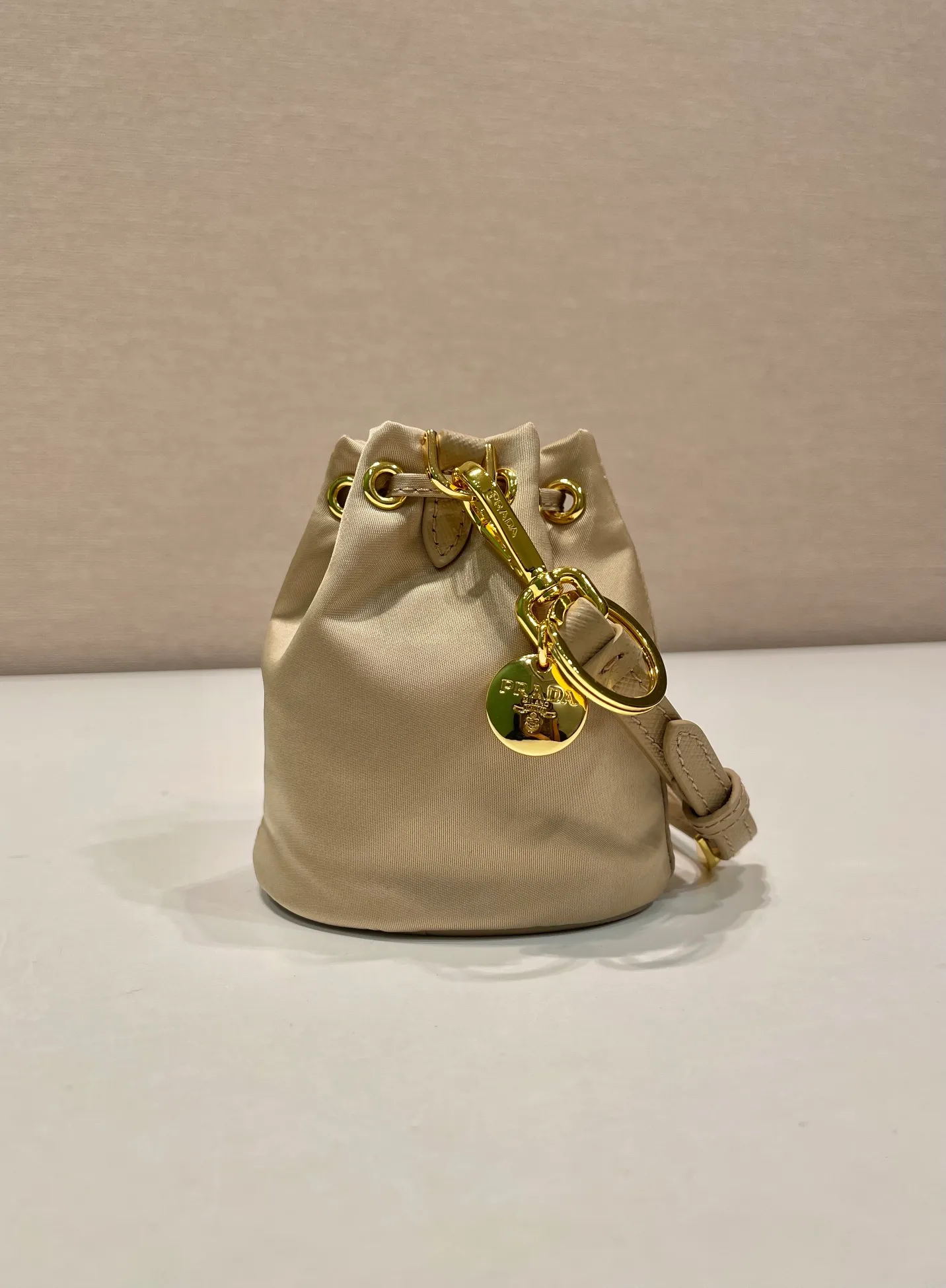 💰380🎉mini bucket bag🎉1TT202 new product🎉🎉 This bucket-shaped mini bag is made of Re-Nylon, with a drawstring design at the mouth, and exquisite details such as leather wristbands and gold-plated hardware. The capacity is large, and cards/car keys🔑/lipstick💄 are all no problem. The mini bucket bag you have been longing for has arrived👏👏 Length 8.5x Height 10.5cm🎉🎉🎉👏👏👏