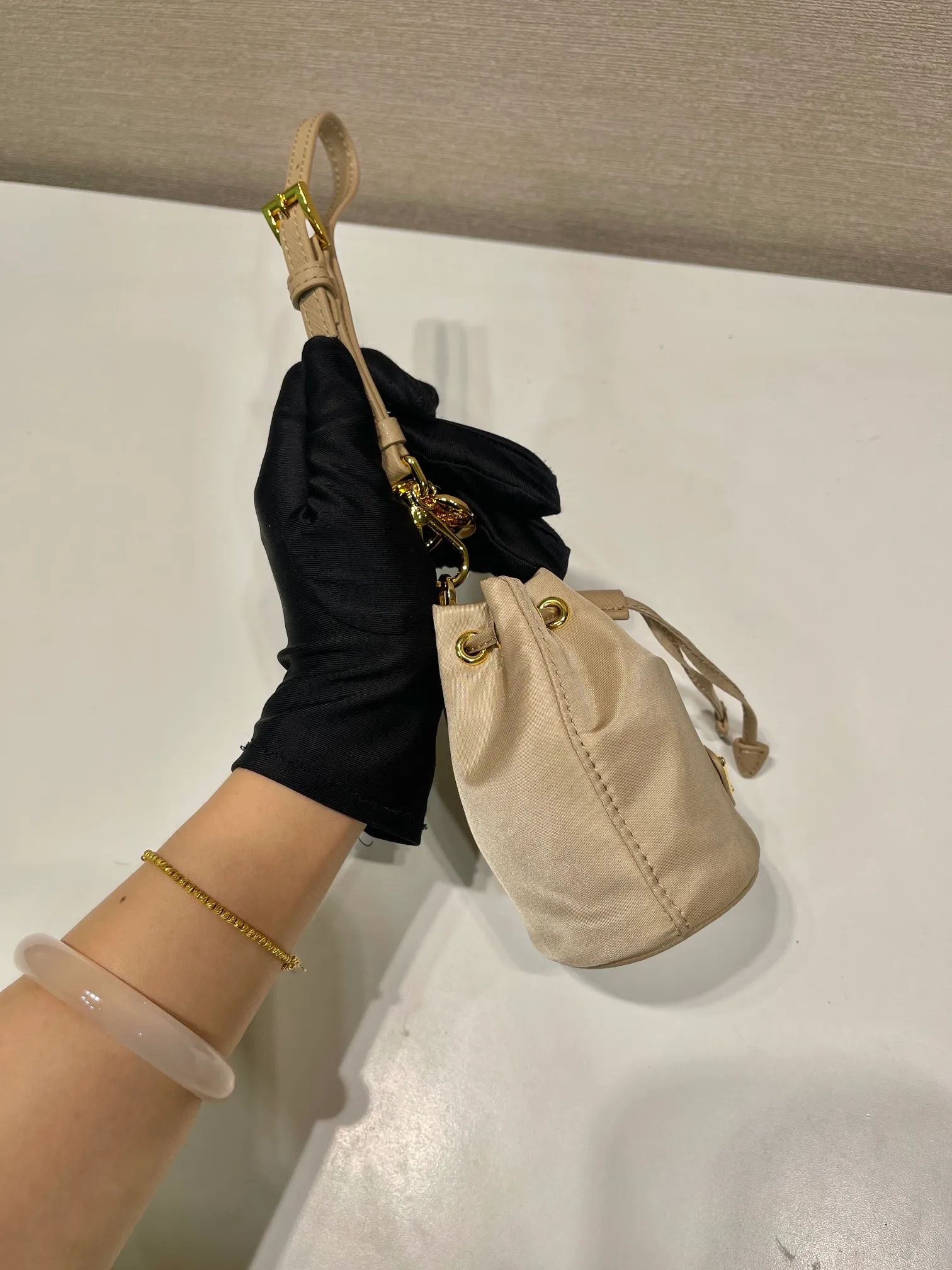 💰380🎉mini bucket bag🎉1TT202 new product🎉🎉 This bucket-shaped mini bag is made of Re-Nylon, with a drawstring design at the mouth, and exquisite details such as leather wristbands and gold-plated hardware. The capacity is large, and cards/car keys🔑/lipstick💄 are all no problem. The mini bucket bag you have been longing for has arrived👏👏 Length 8.5x Height 10.5cm🎉🎉🎉👏👏👏