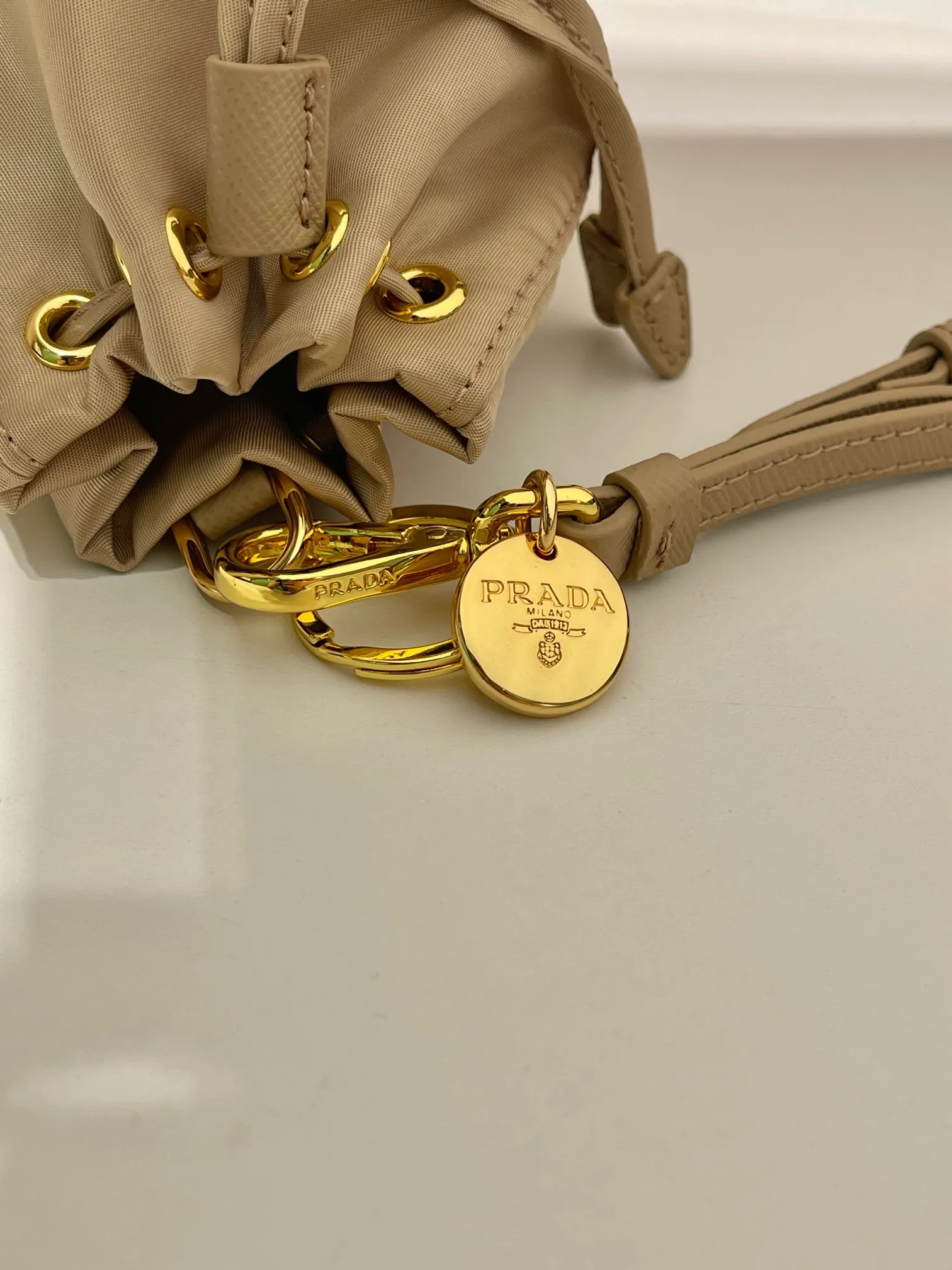 💰380🎉mini bucket bag🎉1TT202 new product🎉🎉 This bucket-shaped mini bag is made of Re-Nylon, with a drawstring design at the mouth, and exquisite details such as leather wristbands and gold-plated hardware. The capacity is large, and cards/car keys🔑/lipstick💄 are all no problem. The mini bucket bag you have been longing for has arrived👏👏 Length 8.5x Height 10.5cm🎉🎉🎉👏👏👏