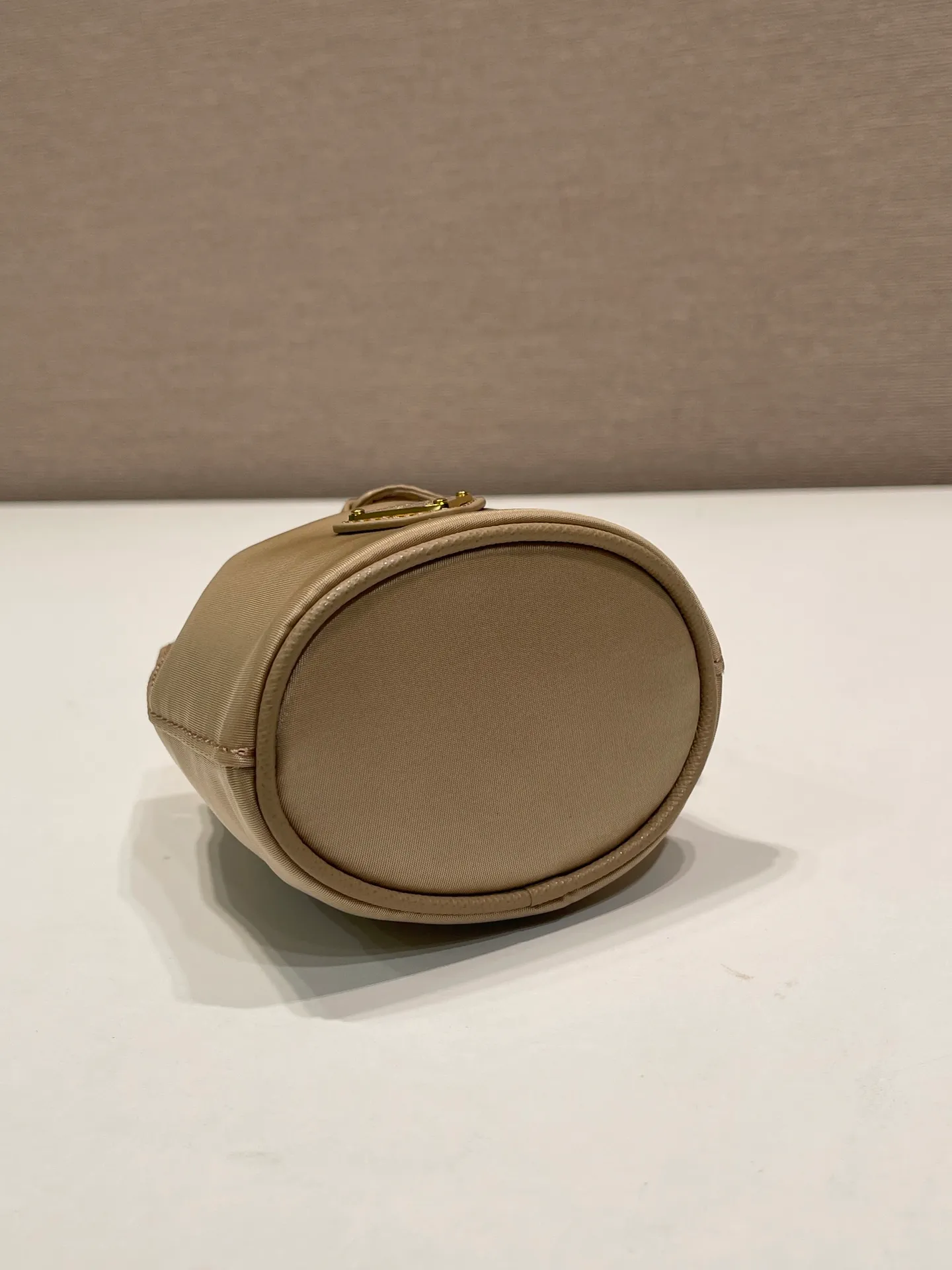 💰380🎉mini bucket bag🎉1TT202 new product🎉🎉 This bucket-shaped mini bag is made of Re-Nylon, with a drawstring design at the mouth, and exquisite details such as leather wristbands and gold-plated hardware. The capacity is large, and cards/car keys🔑/lipstick💄 are all no problem. The mini bucket bag you have been longing for has arrived👏👏 Length 8.5x Height 10.5cm🎉🎉🎉👏👏👏
