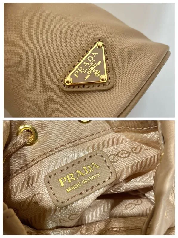 💰380🎉mini bucket bag🎉1TT202 new product🎉🎉 This bucket-shaped mini bag is made of Re-Nylon, with a drawstring design at the mouth, and exquisite details such as leather wristbands and gold-plated hardware. The capacity is large, and cards/car keys🔑/lipstick💄 are all no problem. The mini bucket bag you have been longing for has arrived👏👏 Length 8.5x Height 10.5cm🎉🎉🎉👏👏👏