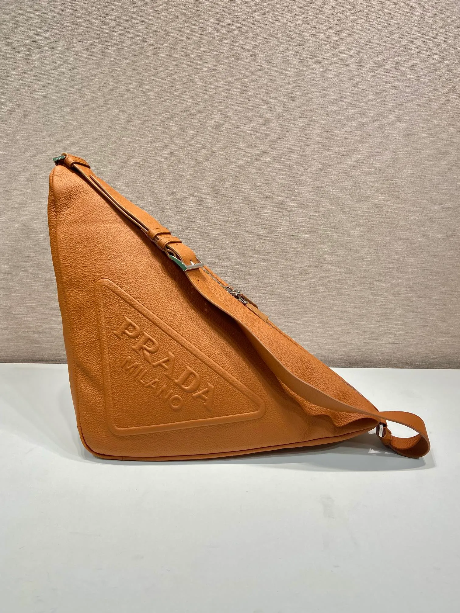 💰1860👏Full leather triangle bag👏2VY007 new color👍👍 The triangle bag that is popular among Internet celebrities is here😘. This multifunctional triangle leather crossbody bag is equipped with an adjustable shoulder strap, making it easy to carry it in different ways. The novel bag body design reinterprets the exquisite atmosphere of the same color. The large triangle design can be carried and carried, and it is full of combat power. It is really too towering. The casual style adds a great sense of youth! It’s perfect, very fashionable on the street👏👏 Bag opening length 60cm/bottom length 22.5x height 31x bottom width 28cm👏👏👏