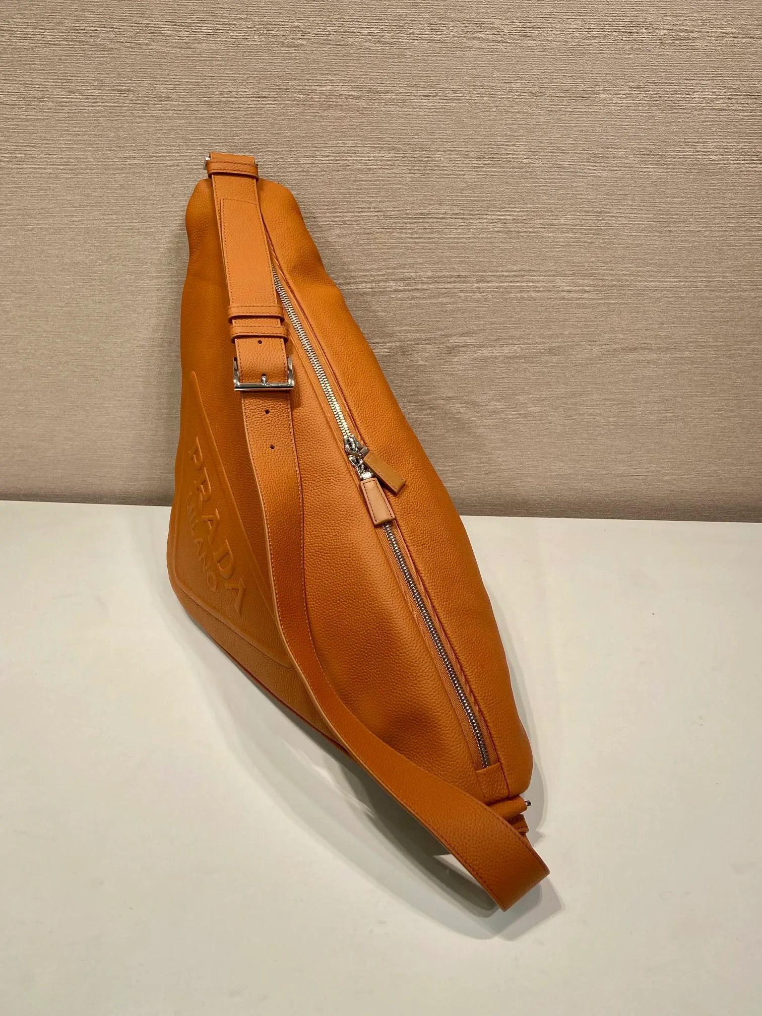 💰1860👏Full leather triangle bag👏2VY007 new color👍👍 The triangle bag that is popular among Internet celebrities is here😘. This multifunctional triangle leather crossbody bag is equipped with an adjustable shoulder strap, making it easy to carry it in different ways. The novel bag body design reinterprets the exquisite atmosphere of the same color. The large triangle design can be carried and carried, and it is full of combat power. It is really too towering. The casual style adds a great sense of youth! It’s perfect, very fashionable on the street👏👏 Bag opening length 60cm/bottom length 22.5x height 31x bottom width 28cm👏👏👏