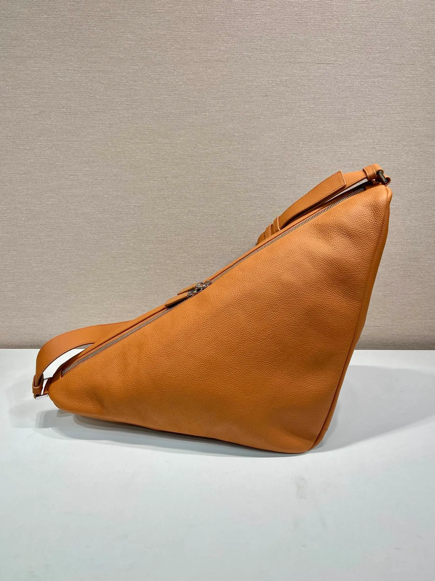 💰1860👏Full leather triangle bag👏2VY007 new color👍👍 The triangle bag that is popular among Internet celebrities is here😘. This multifunctional triangle leather crossbody bag is equipped with an adjustable shoulder strap, making it easy to carry it in different ways. The novel bag body design reinterprets the exquisite atmosphere of the same color. The large triangle design can be carried and carried, and it is full of combat power. It is really too towering. The casual style adds a great sense of youth! It’s perfect, very fashionable on the street👏👏 Bag opening length 60cm/bottom length 22.5x height 31x bottom width 28cm👏👏👏