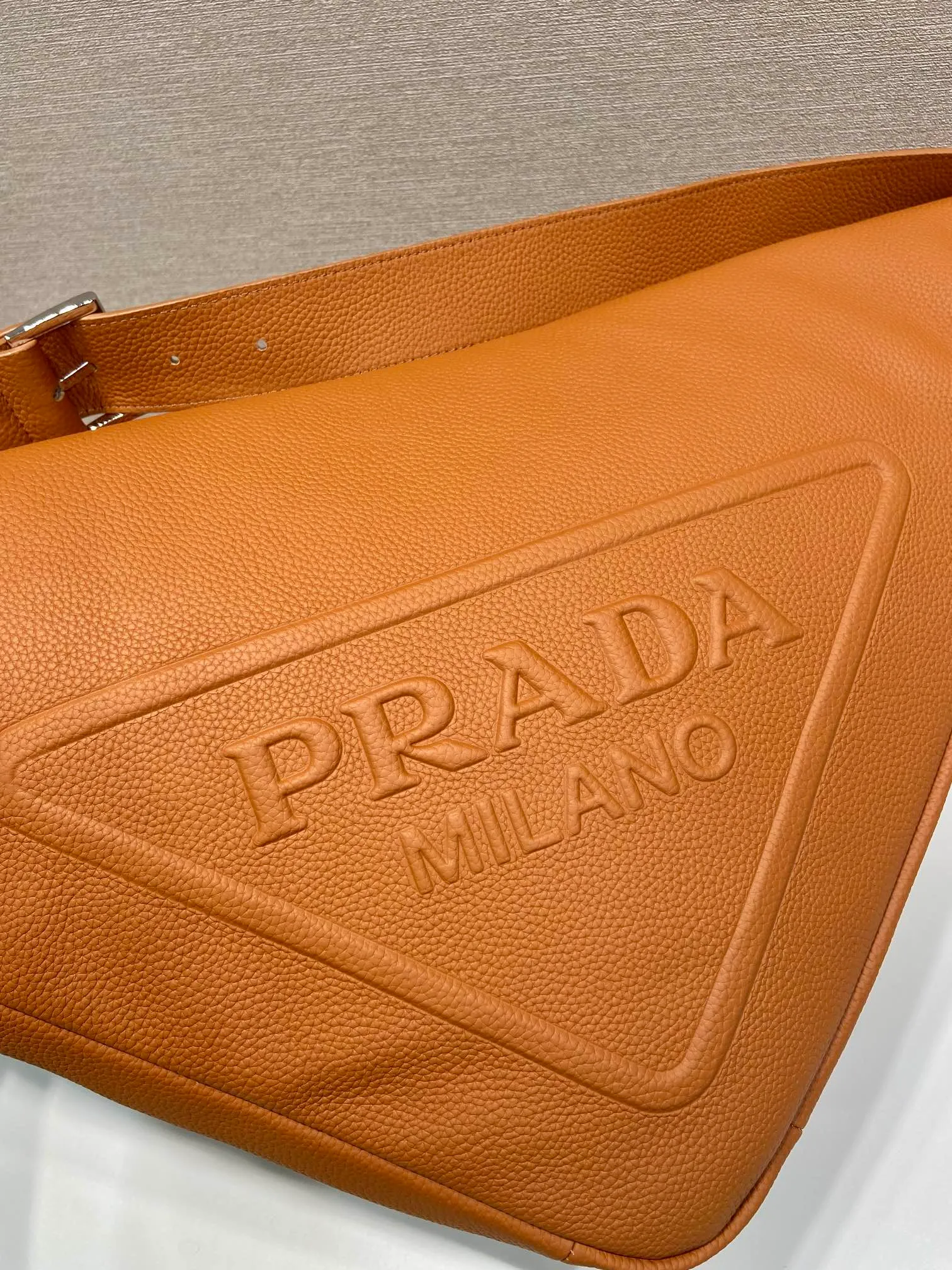 💰1860👏Full leather triangle bag👏2VY007 new color👍👍 The triangle bag that is popular among Internet celebrities is here😘. This multifunctional triangle leather crossbody bag is equipped with an adjustable shoulder strap, making it easy to carry it in different ways. The novel bag body design reinterprets the exquisite atmosphere of the same color. The large triangle design can be carried and carried, and it is full of combat power. It is really too towering. The casual style adds a great sense of youth! It’s perfect, very fashionable on the street👏👏 Bag opening length 60cm/bottom length 22.5x height 31x bottom width 28cm👏👏👏