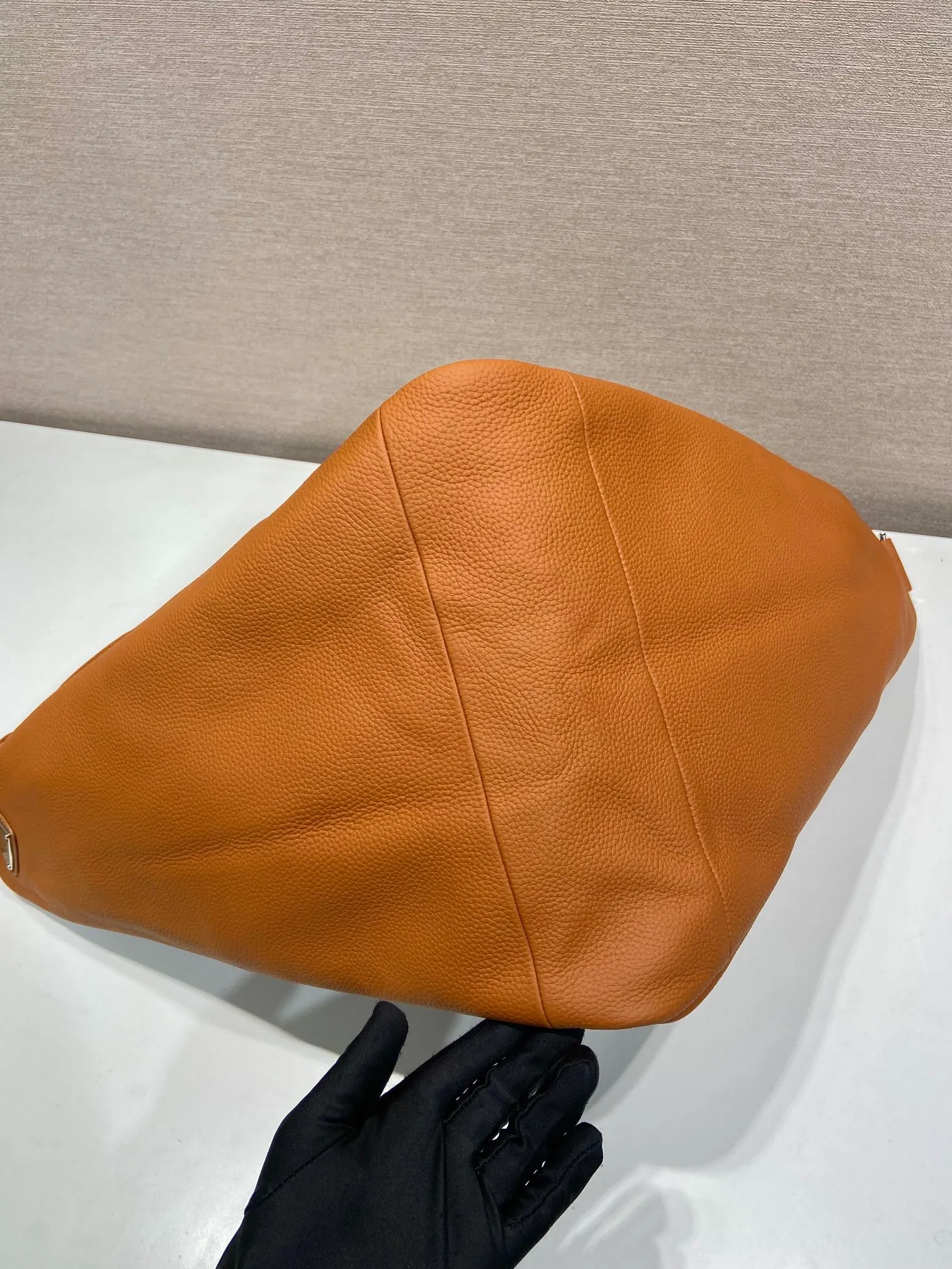💰1860👏Full leather triangle bag👏2VY007 new color👍👍 The triangle bag that is popular among Internet celebrities is here😘. This multifunctional triangle leather crossbody bag is equipped with an adjustable shoulder strap, making it easy to carry it in different ways. The novel bag body design reinterprets the exquisite atmosphere of the same color. The large triangle design can be carried and carried, and it is full of combat power. It is really too towering. The casual style adds a great sense of youth! It’s perfect, very fashionable on the street👏👏 Bag opening length 60cm/bottom length 22.5x height 31x bottom width 28cm👏👏👏