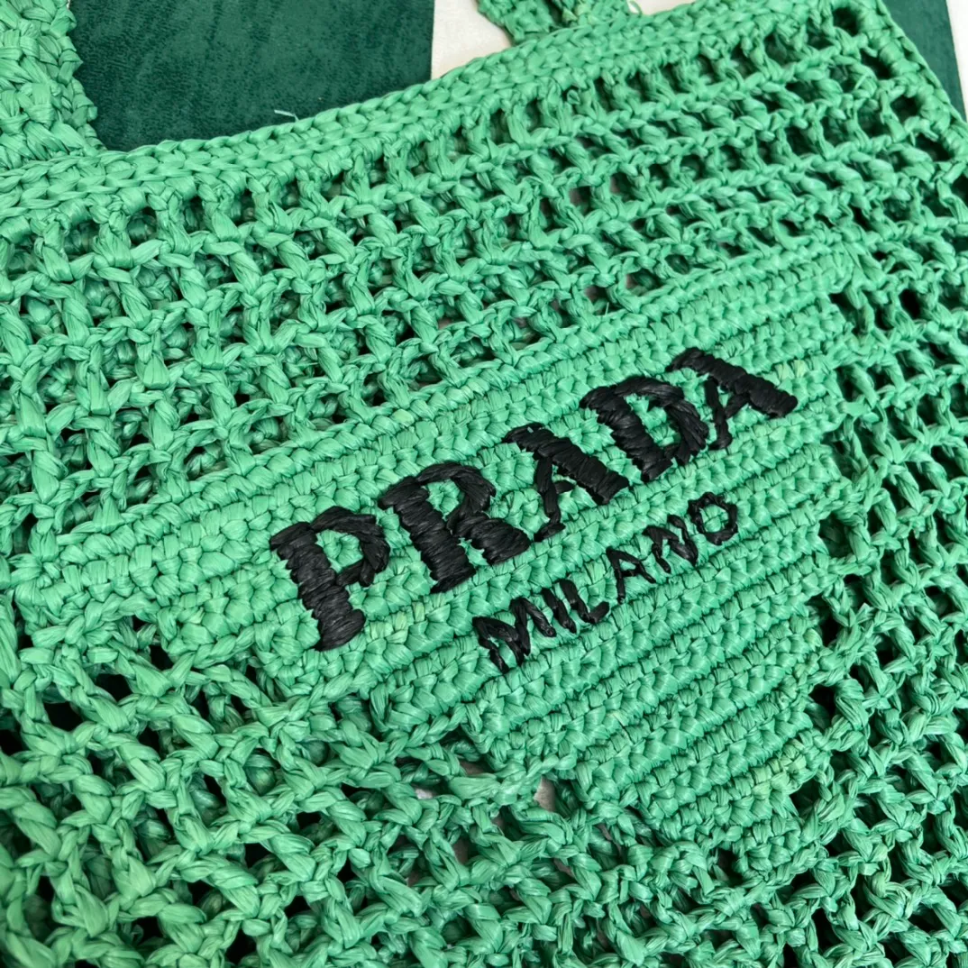 💰1160 Raffia Upgraded Version/Green🌲 𝗣𝗿'𝗮𝗱𝗮Raffia Fiber Tote Bag Made of high-quality imported raffia🌿 Purely handmade! Every craftsman makes it with care and crochets it stitch by stitch! How can summer outings, picnics, and photo shoots be complete without a beautiful, lightweight and chic straw bag? 393 Size: 36×4×38cm