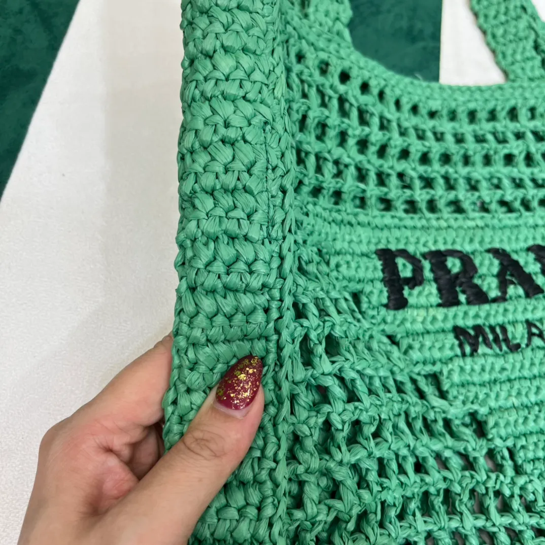 💰1160 Raffia Upgraded Version/Green🌲 𝗣𝗿'𝗮𝗱𝗮Raffia Fiber Tote Bag Made of high-quality imported raffia🌿 Purely handmade! Every craftsman makes it with care and crochets it stitch by stitch! How can summer outings, picnics, and photo shoots be complete without a beautiful, lightweight and chic straw bag? 393 Size: 36×4×38cm