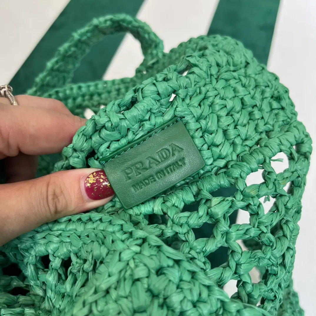 💰1160 Raffia Upgraded Version/Green🌲 𝗣𝗿'𝗮𝗱𝗮Raffia Fiber Tote Bag Made of high-quality imported raffia🌿 Purely handmade! Every craftsman makes it with care and crochets it stitch by stitch! How can summer outings, picnics, and photo shoots be complete without a beautiful, lightweight and chic straw bag? 393 Size: 36×4×38cm