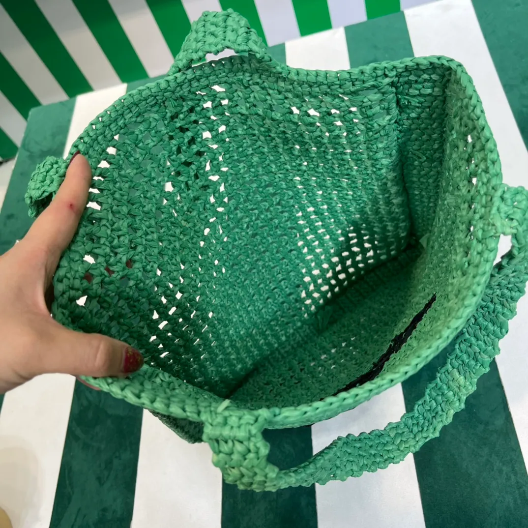 💰1160 Raffia Upgraded Version/Green🌲 𝗣𝗿'𝗮𝗱𝗮Raffia Fiber Tote Bag Made of high-quality imported raffia🌿 Purely handmade! Every craftsman makes it with care and crochets it stitch by stitch! How can summer outings, picnics, and photo shoots be complete without a beautiful, lightweight and chic straw bag? 393 Size: 36×4×38cm