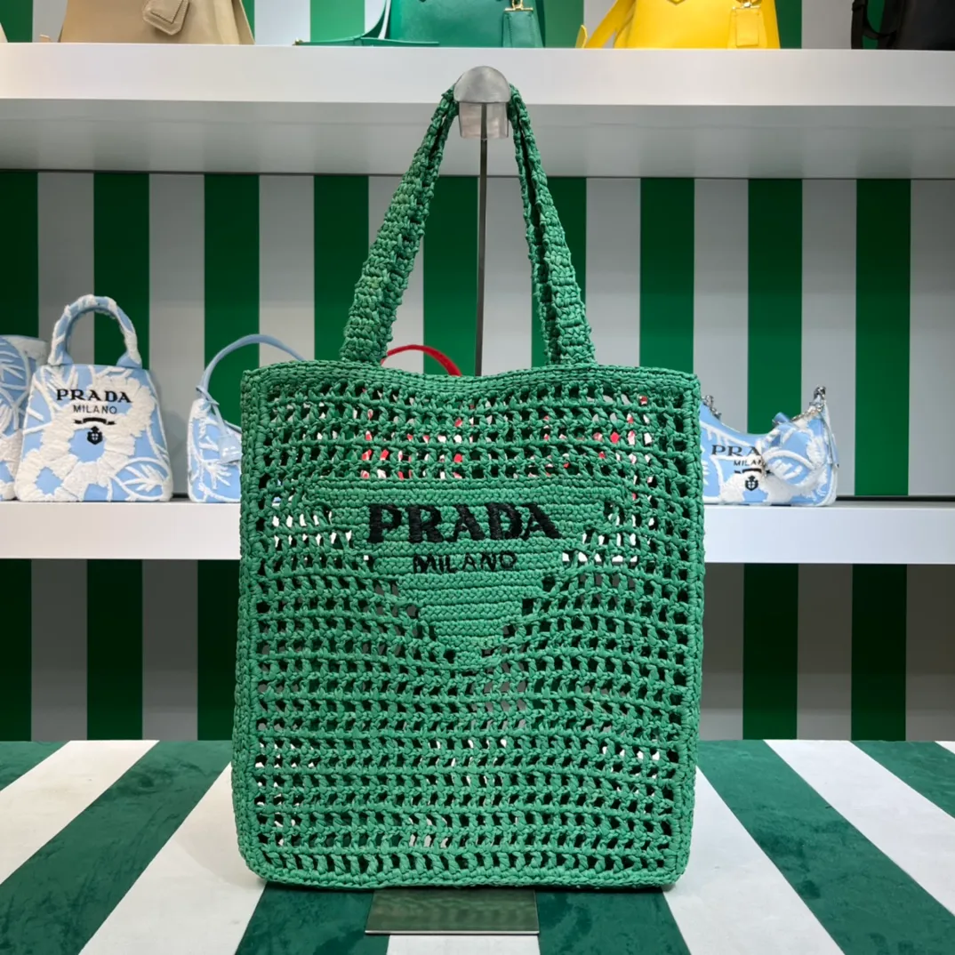 💰1160 Raffia Upgraded Version/Green🌲 𝗣𝗿'𝗮𝗱𝗮Raffia Fiber Tote Bag Made of high-quality imported raffia🌿 Purely handmade! Every craftsman makes it with care and crochets it stitch by stitch! How can summer outings, picnics, and photo shoots be complete without a beautiful, lightweight and chic straw bag? 393 Size: 36×4×38cm