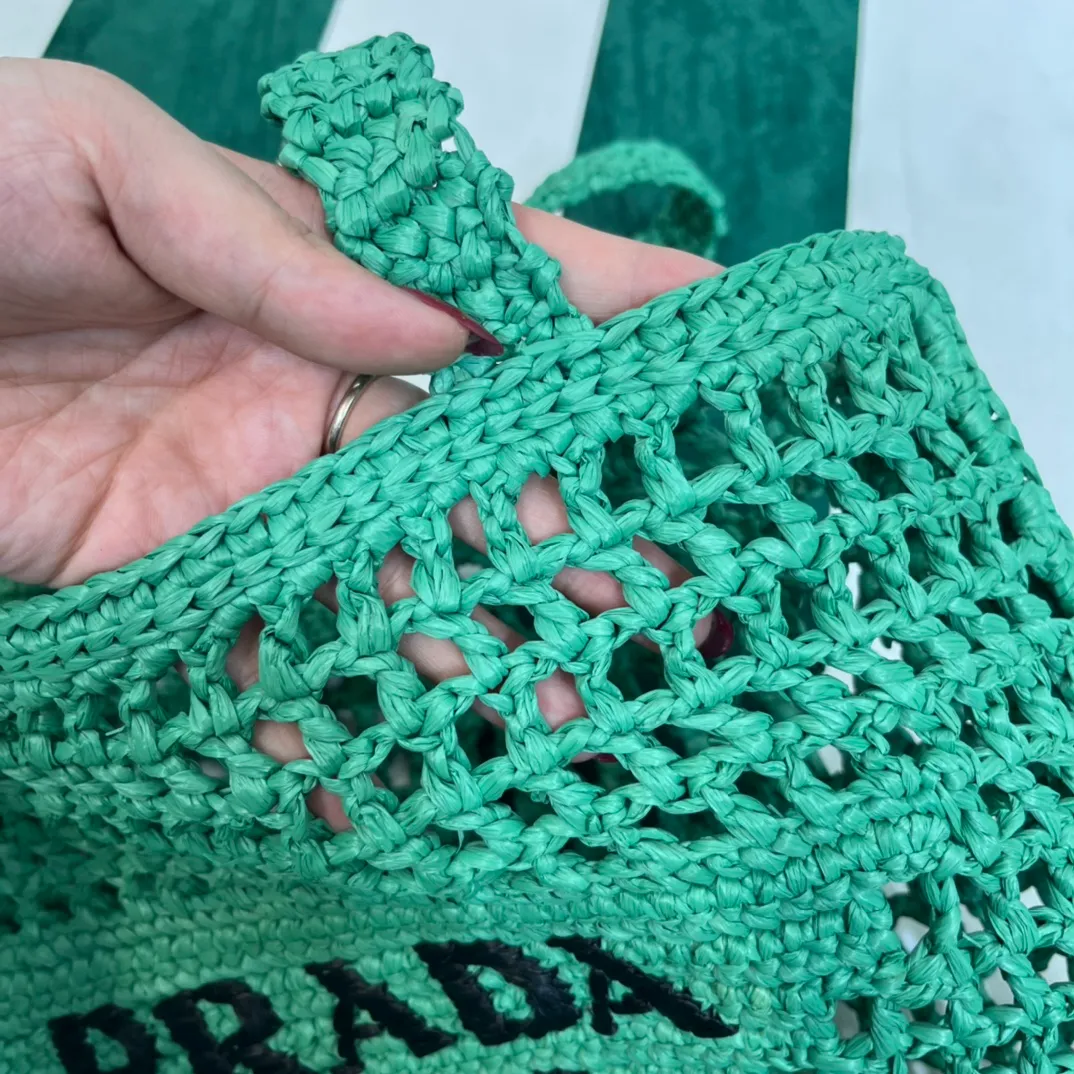 💰1160 Raffia Upgraded Version/Green🌲 𝗣𝗿'𝗮𝗱𝗮Raffia Fiber Tote Bag Made of high-quality imported raffia🌿 Purely handmade! Every craftsman makes it with care and crochets it stitch by stitch! How can summer outings, picnics, and photo shoots be complete without a beautiful, lightweight and chic straw bag? 393 Size: 36×4×38cm