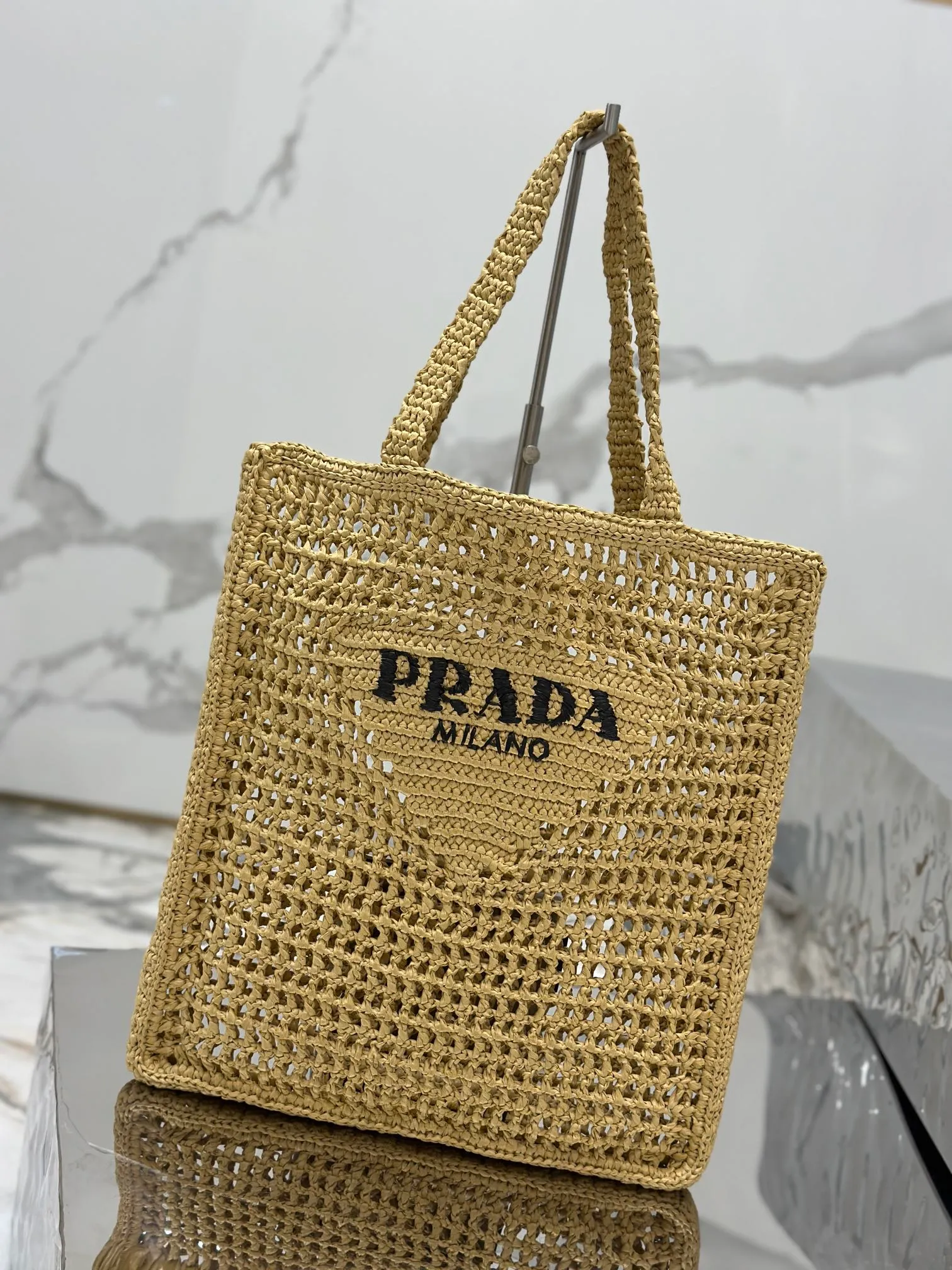 💰1160🌟Raffia woven tote bag This soft deconstructed tote bag is made of raffia fiber material. The light and natural material expresses the summer mood. The iconic house triangle logo is reinterpreted and decorates the front of the bag, with an embroidered lettering logo in the center to evoke the brand's style. Dimensions: length 36x height 38x bottom 3cm Style number: 1BG393