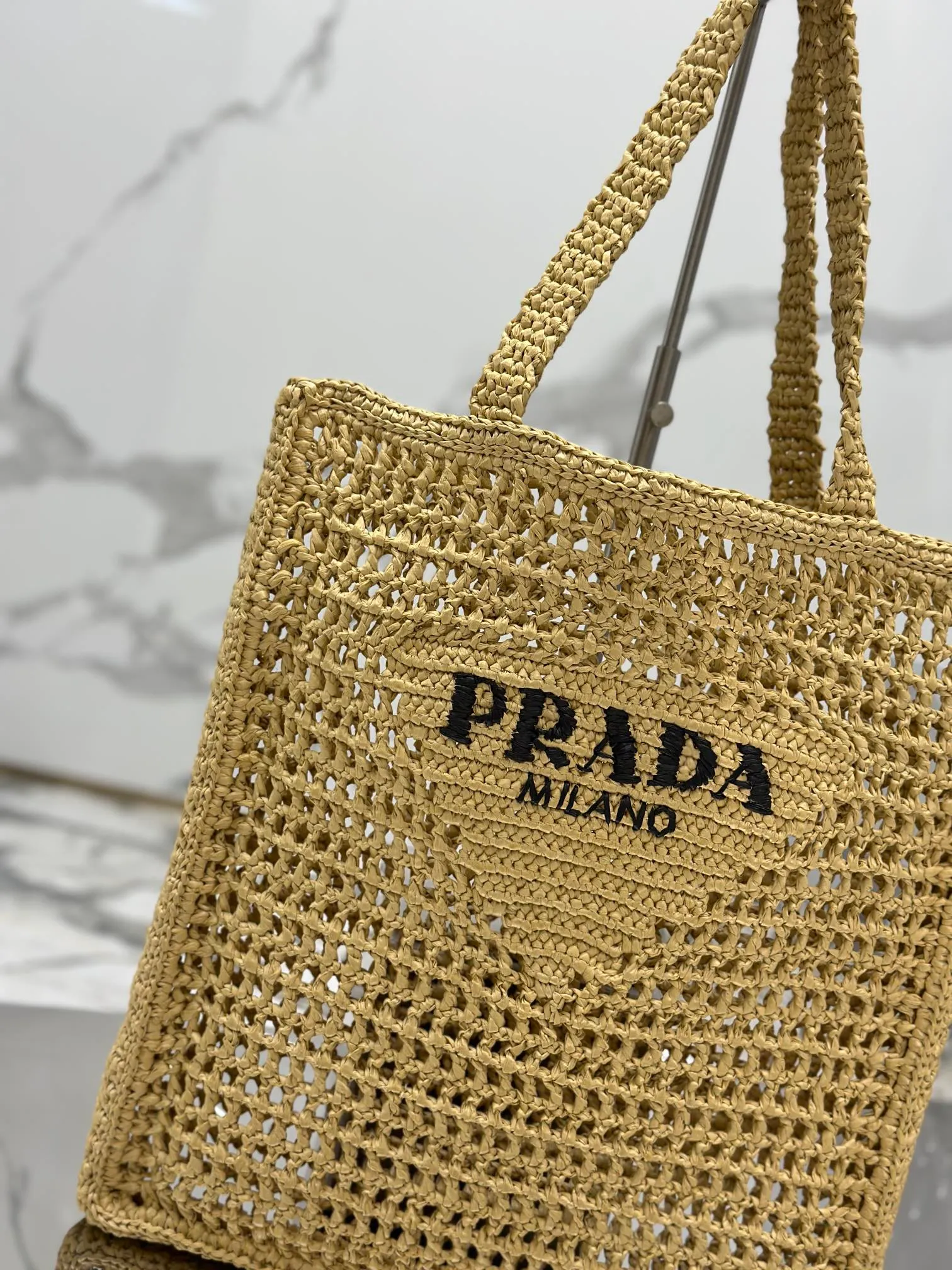 💰1160🌟Raffia woven tote bag This soft deconstructed tote bag is made of raffia fiber material. The light and natural material expresses the summer mood. The iconic house triangle logo is reinterpreted and decorates the front of the bag, with an embroidered lettering logo in the center to evoke the brand's style. Dimensions: length 36x height 38x bottom 3cm Style number: 1BG393