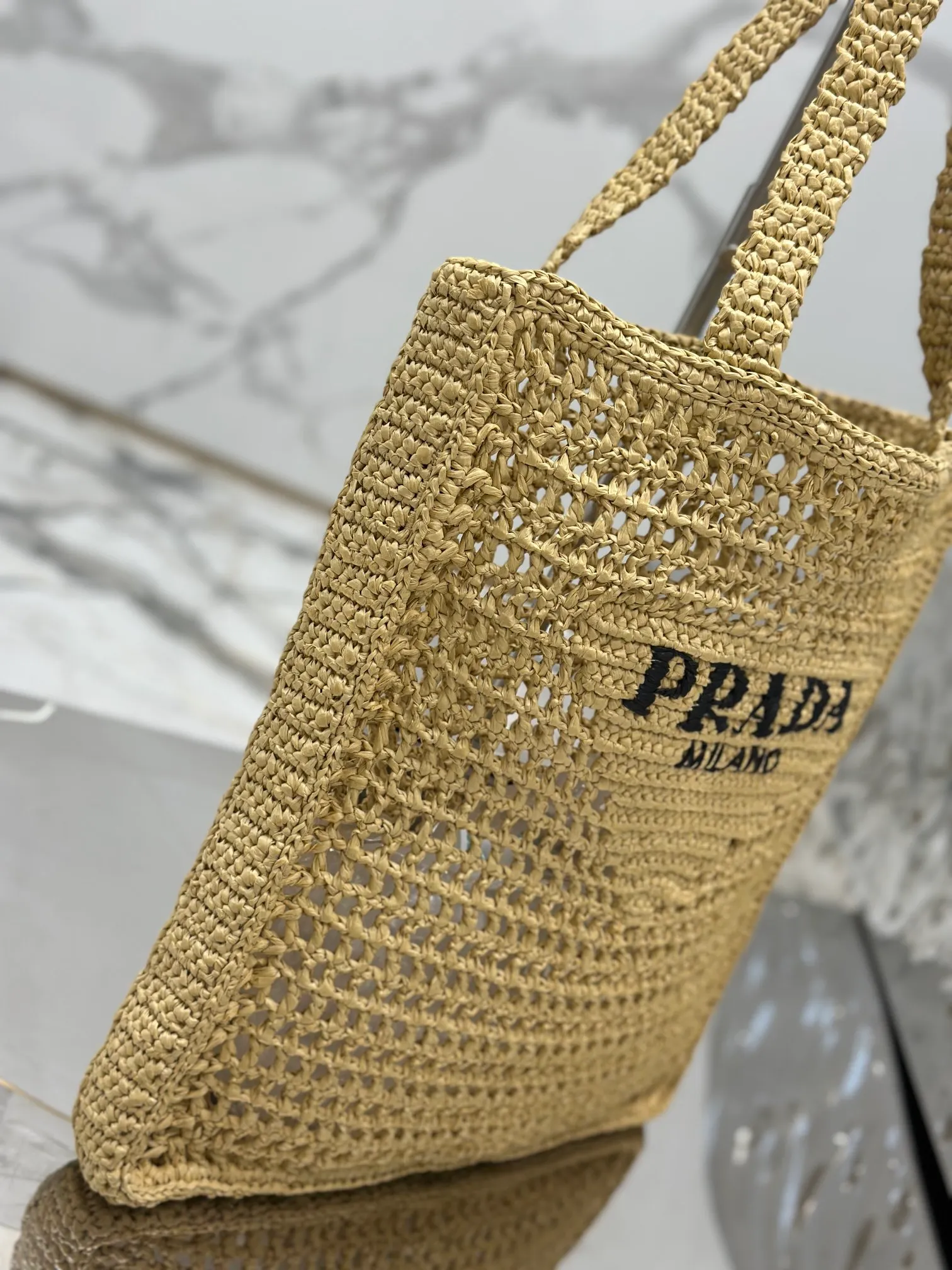 💰1160🌟Raffia woven tote bag This soft deconstructed tote bag is made of raffia fiber material. The light and natural material expresses the summer mood. The iconic house triangle logo is reinterpreted and decorates the front of the bag, with an embroidered lettering logo in the center to evoke the brand's style. Dimensions: length 36x height 38x bottom 3cm Style number: 1BG393