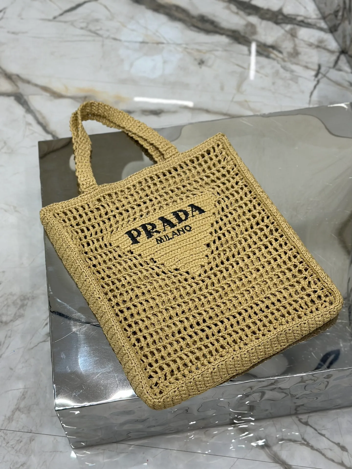 💰1160🌟Raffia woven tote bag This soft deconstructed tote bag is made of raffia fiber material. The light and natural material expresses the summer mood. The iconic house triangle logo is reinterpreted and decorates the front of the bag, with an embroidered lettering logo in the center to evoke the brand's style. Dimensions: length 36x height 38x bottom 3cm Style number: 1BG393
