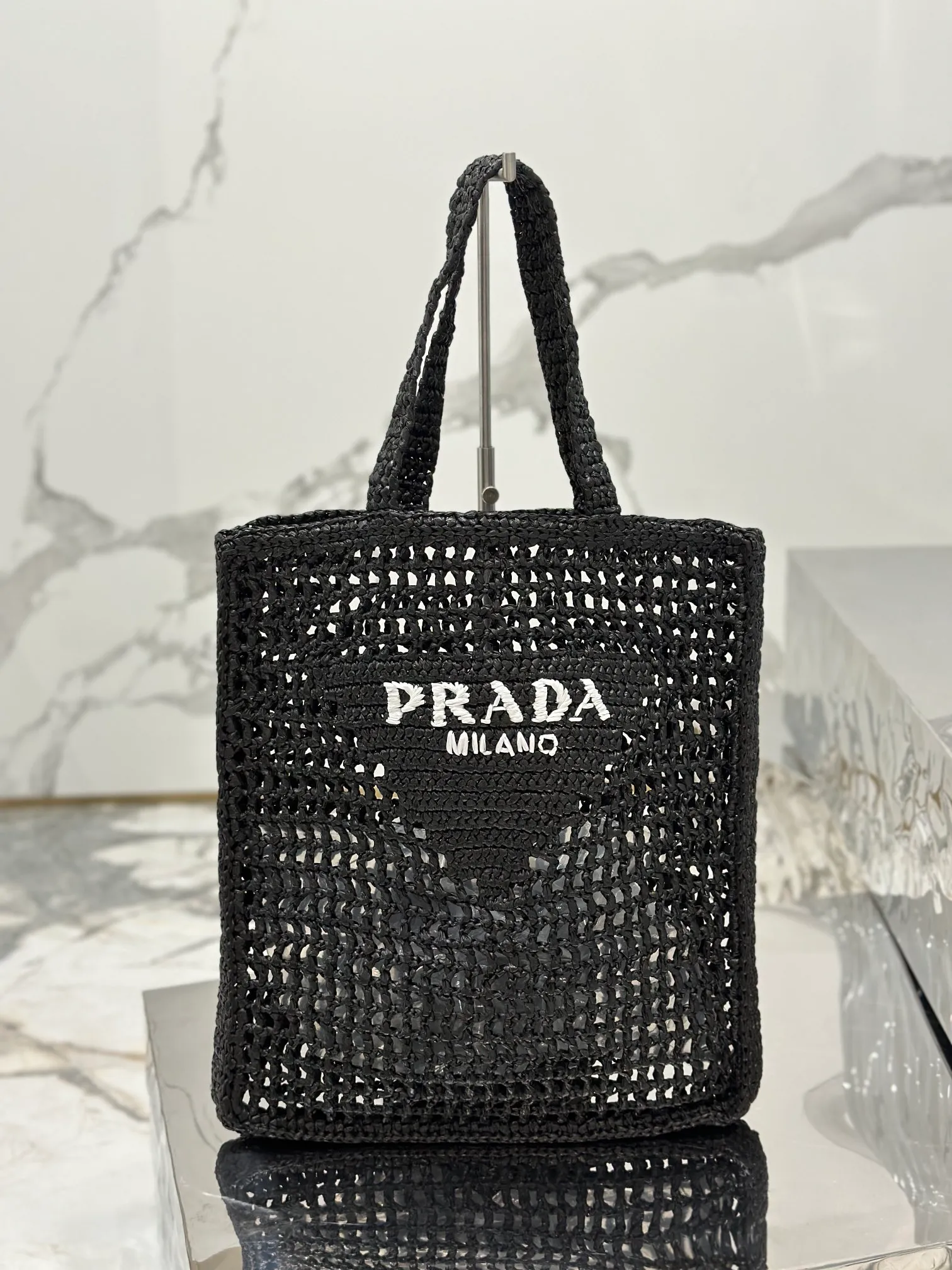 💰1160🌟Raffia woven tote bag This soft deconstructed tote bag is made of raffia fiber material. The light and natural material expresses the summer mood. The iconic house triangle logo is reinterpreted and decorates the front of the bag, with an embroidered lettering logo in the center to evoke the brand's style. Dimensions: length 36x height 38x bottom 3cm Style number: 1BG393